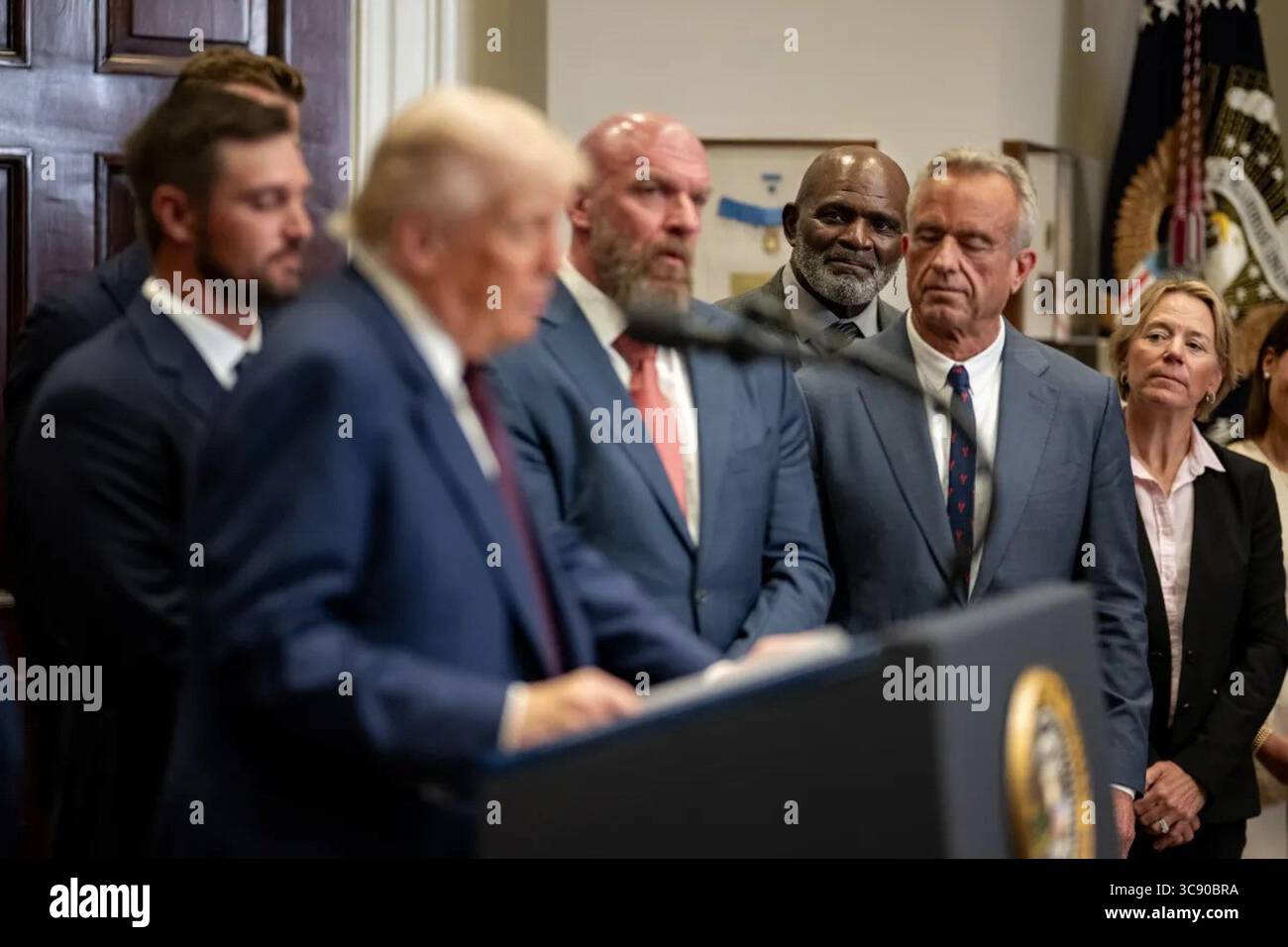 Präsident Donald J. Trump hält während einer Zeremonie im Roosevelt Room des Weißen Hauses am 31. Juli 2025 eine Rede. Er wird von aktuellen und ehemaligen Athleten und Beamten begleitet, als er die Wiederbelebung des President’s Council on Sports, Fitness and Nutrition ankündigt. Stockfoto