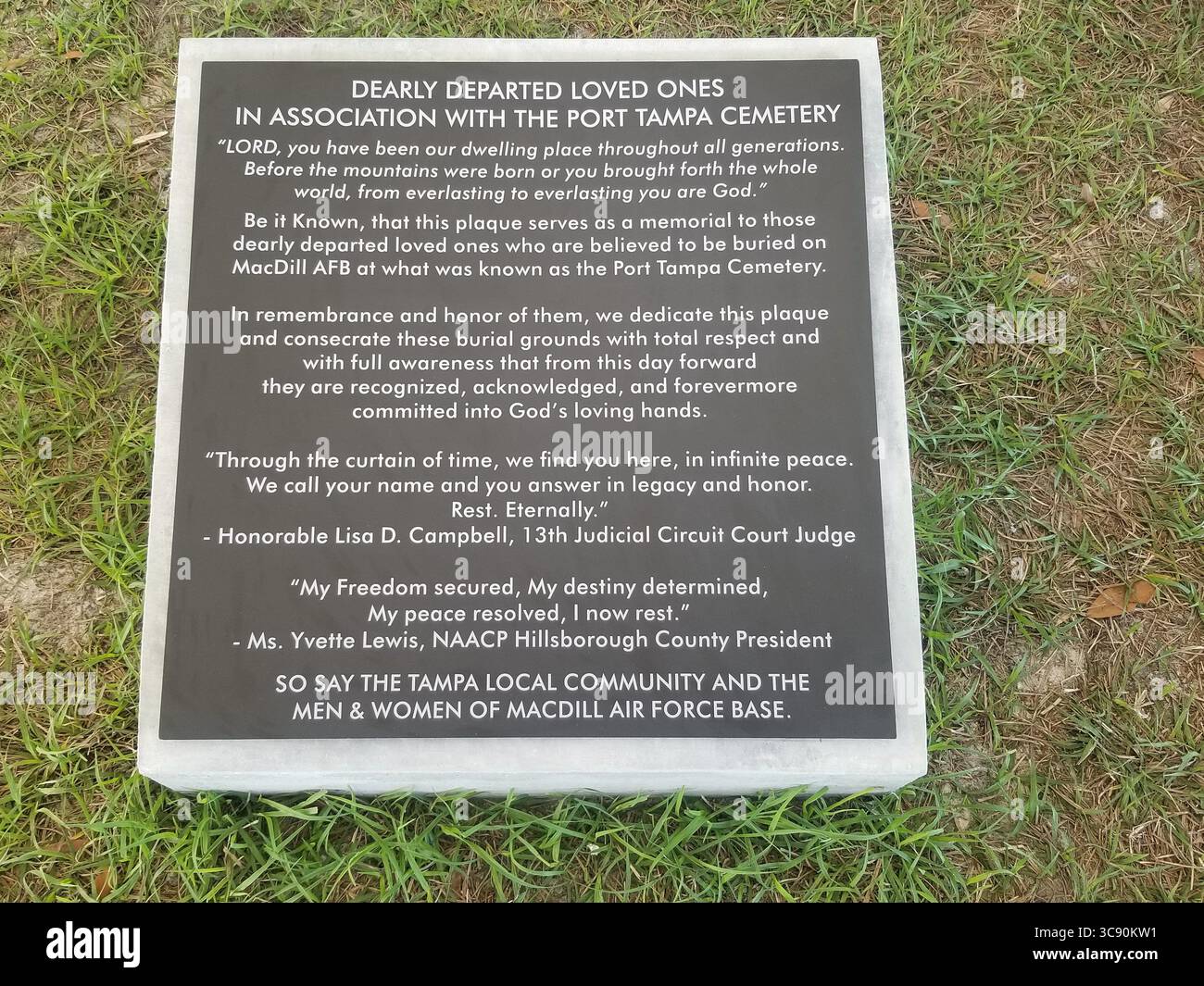 23. Februar 2021, Florida, USA: Auf der MacDill Air Force Base wurde ein historischer Marker geweiht, der den Ort markiert, an dem sich der Port Tampa Cemetery befand. Der Schwarze Friedhof aus der Zeit der Segregation verschwand, als die Basis in den späten 1930er Jahren errichtet wurde (Foto: © Tampa Bay Times via ZUMA Wire) Stockfoto