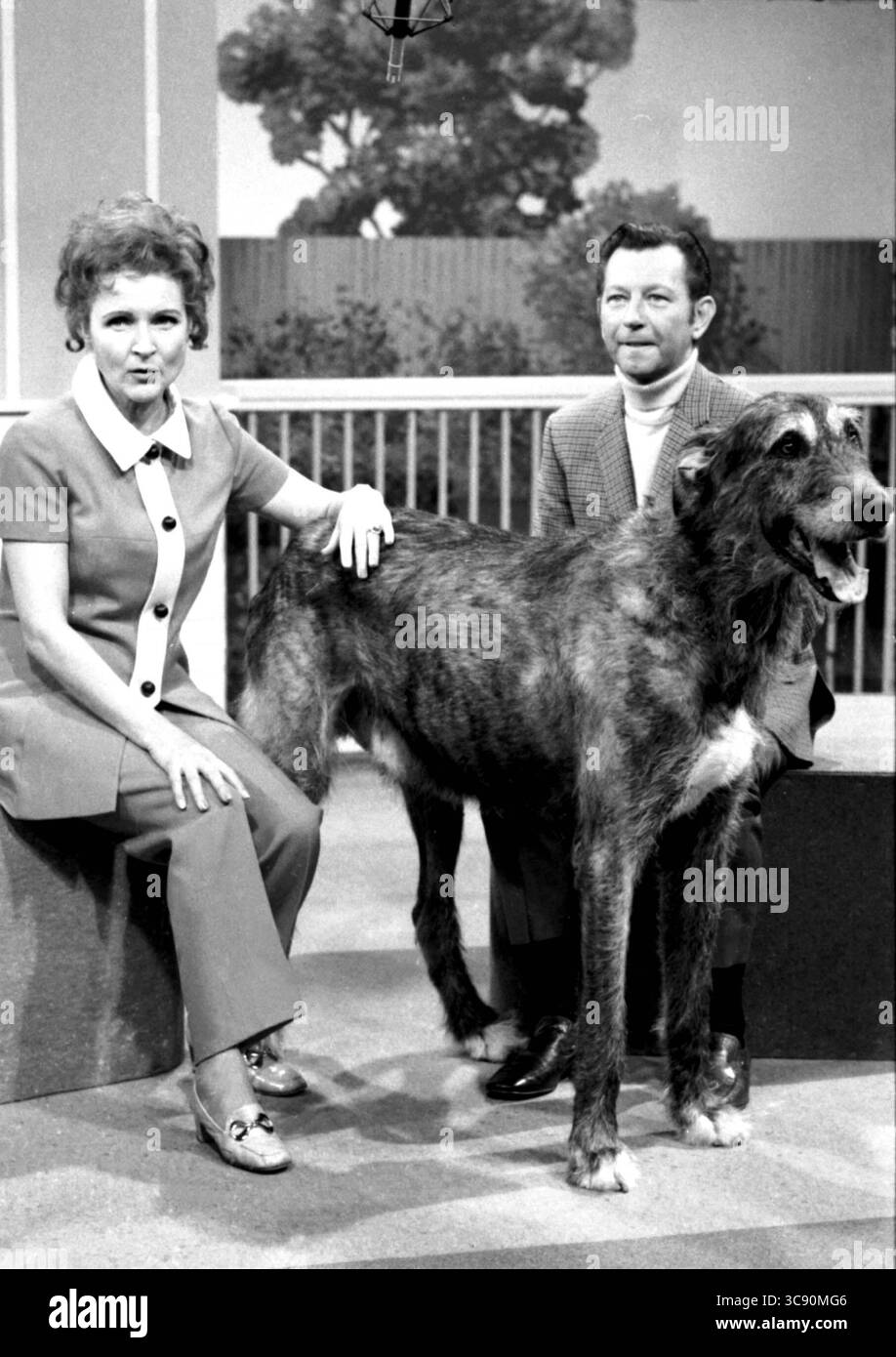 1971: Hollywood, Kalifornien, USA: BETTY WHITE und DONALD O’CONNOR mit seinem irischen Wolfhound Lobo in White's Show The PET Set. (Foto: © Globe Photos/ZUMA Wire) Stockfoto