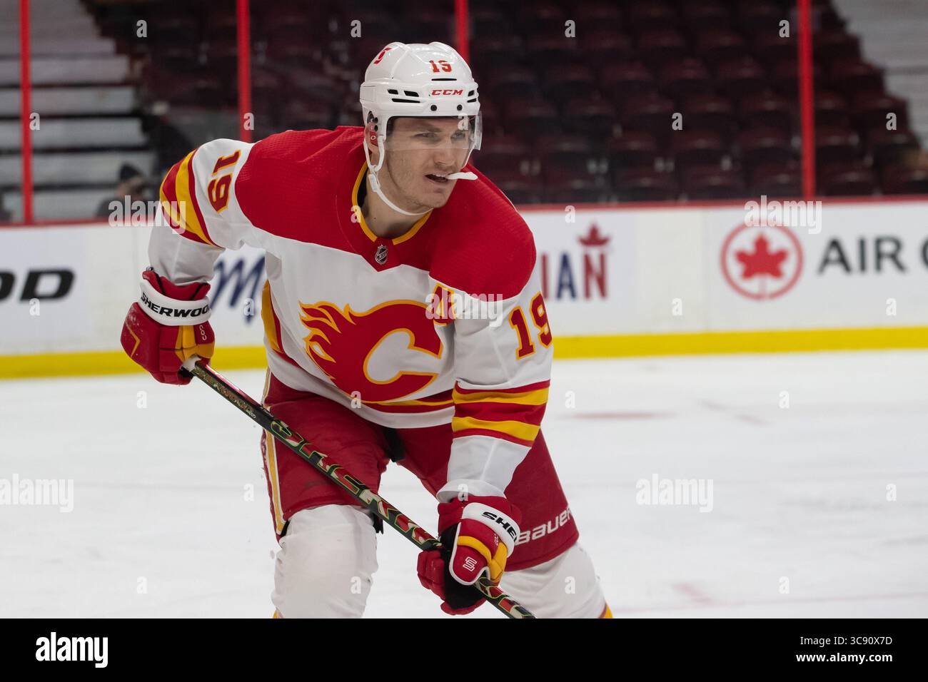 25. Februar 2021: Matthew Tkachuk (19) während des NHL-Spiels zwischen den Calgary Flames und den Ottawa Senators im Canadian Tire Centre in Ottawa, Kanada. Daniel Lea/CSM(Kreditbild: &Copy; Daniel Lea/CSM via ZUMA Wire) Stockfoto