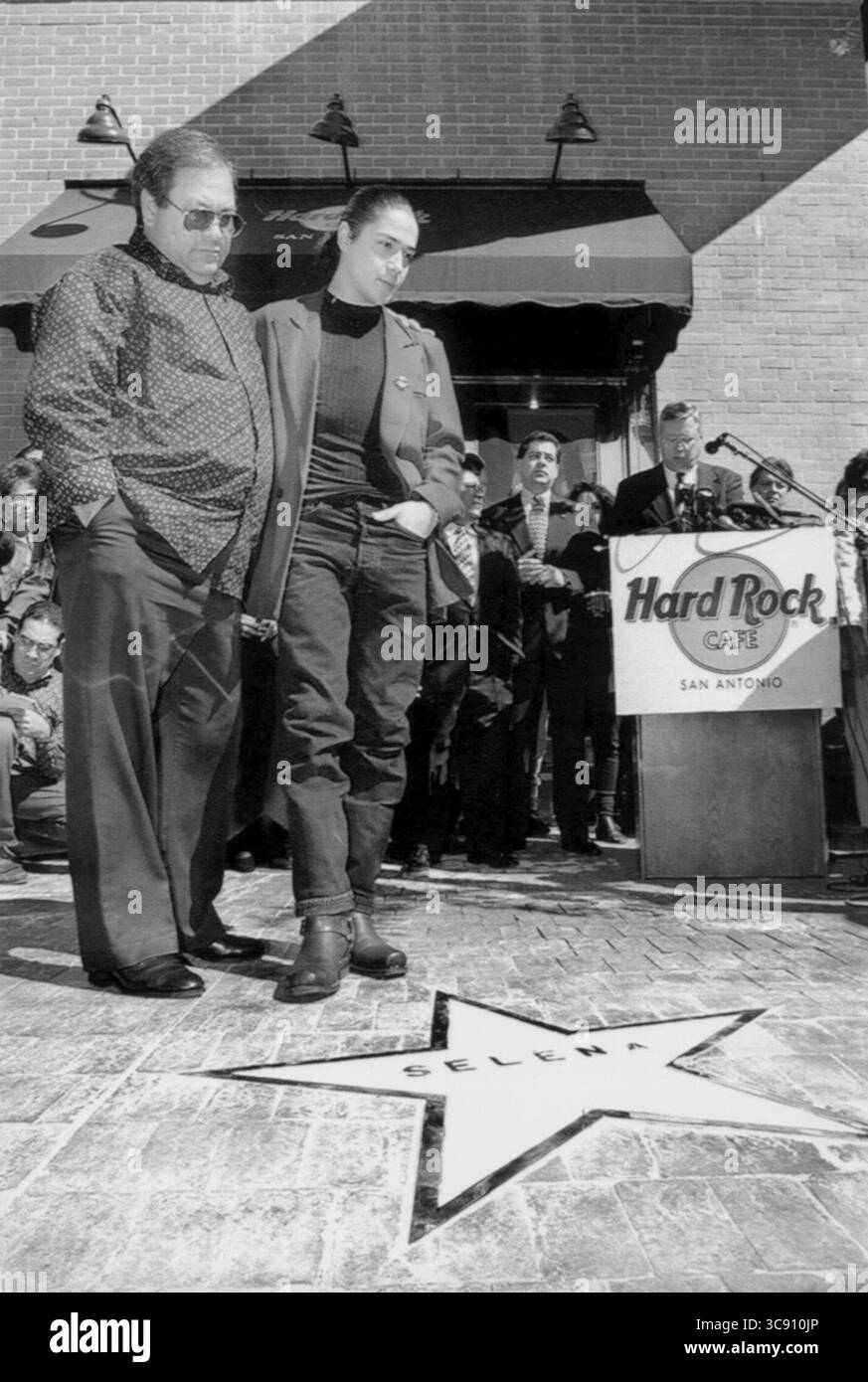 5. Oktober 1995: San Antonio, Texas, USA: Selena wurde während einer Zeremonie zur Vorstellung eines Stars und einer Ausstellung von Erinnerungsstücken im Hard Rock Cafe in San Antonio in Erinnerung gerufen. Selenas Vater ABRAHAM QUINTANILLA, links, und Selenas Ehemann CHRIS PEREZ, rechts, nahmen an einer Zeremonie Teil, um einen Messingstern vor dem Riverwalk Café zu weihen. (Bild: © Gloria Ferniz/San Antonio Express-News/ZUMAPRESS.com) Stockfoto