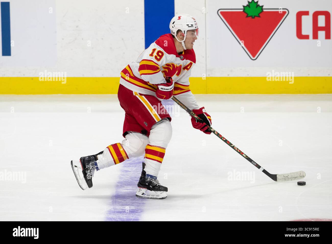 27. Februar 2021: Calgary Flames Matthew Tkachuk (19) fährt mit dem Puck während des NHL-Spiels zwischen den Calgary Flames und den Ottawa Senators im Canadian Tire Centre in Ottawa, Kanada. Daniel Lea/CSM(Kreditbild: &Copy; Daniel Lea/CSM via ZUMA Wire) Stockfoto