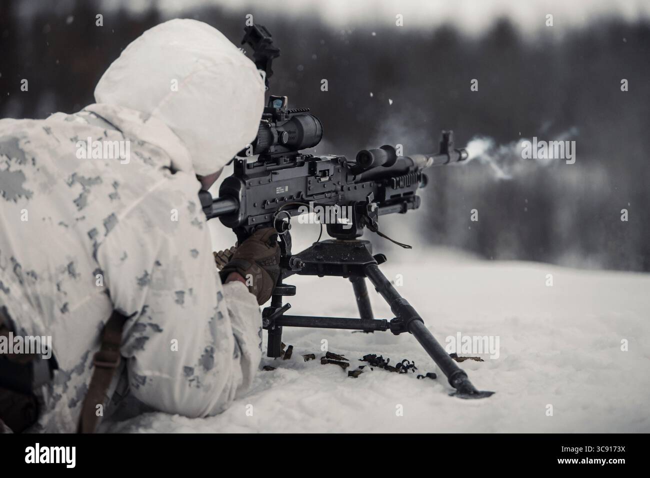 23. Februar 2021 - Setermoen, Norwegen - Ein US-Marine mit Kilo Company, Marine Rotational Force Europe 21,1 (MRF-E), Marine Forces Europe and Africa, liefert unterdrückendes Feuer während eines Live-Feuers in Setermoen, Norwegen, 23. Februar 2021. Die Kilo Company war das zweite Element, das die Live-Feuer-Anlage zur Vorbereitung auf die bevorstehende Schulung im Bereich Live-Feuer durchführte. MRF-E konzentriert sich auf regionale Aktivitäten in ganz Europa, indem verschiedene Übungen durchgeführt werden, Training für arktische Kälte und Gebirgskriegsführung sowie Militär-Militär-Engagements, die die Interoperabilität der U.S. Marine Co verbessern Stockfoto
