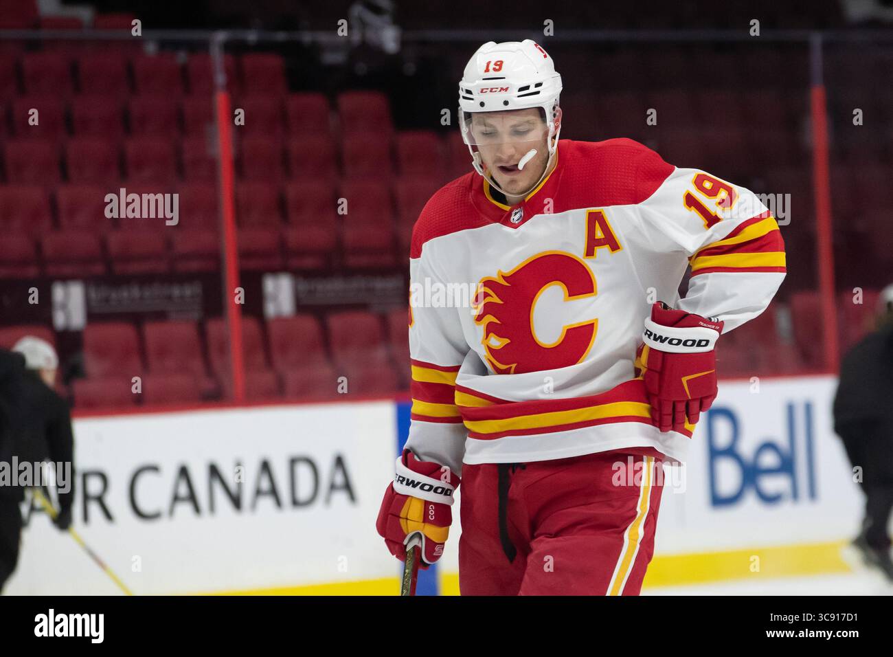 27. Februar 2021: Matthew Tkachuk (19) während des NHL-Spiels zwischen den Calgary Flames und den Ottawa Senators im Canadian Tire Centre in Ottawa, Kanada. Daniel Lea/CSM(Kreditbild: &Copy; Daniel Lea/CSM via ZUMA Wire) Stockfoto