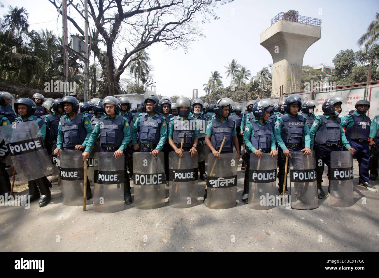 28. Februar 2021, Dhaka, Bangladesch: Mindestens 40 Jatiyatabadi Chhatra Dal-Aktivisten wurden verletzt, als die Polizei sie mit einem Stab beschuldigte, als sie sich vor dem Jatiya Press Club versammelten, um gegen den Tod des Schriftstellers Mushtaq Ahmed in Gefängnisgewahrsam zu protestieren. (Bild: © Habibur Rachman/ZUMA Wire) Stockfoto 28. Februar 2021, Dhaka, Bangladesch: Mindestens 40 Jatiyatabadi Chhatra Dal-Aktivisten wurden verletzt, als die Polizei sie mit einem Stab beschuldigte, als sie sich vor dem Jatiya Press Club versammelten, um gegen den Tod des Schriftstellers Mushtaq Ahmed in Gefängnisgewahrsam zu protestieren. (Bild: © Habibur Rachman/ZUMA Wire) Stockfoto