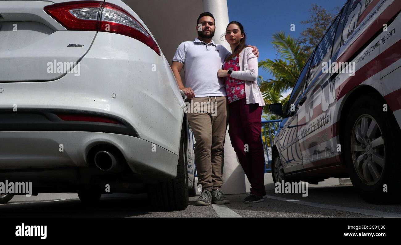 28. Februar 2021, USA: Mellanie Matos und ihr Ehemann Anderson Macena hatten 6.000 Dollar, nachdem sie einen Transporter gekauft hatten, der Tausende von Dollar an Übertragungsarbeiten benötigte. Sie wollte damit ein mobiles Hundepflegegeschäft gründen. (Kreditbild: © TNS via ZUMA Wire) Stockfoto