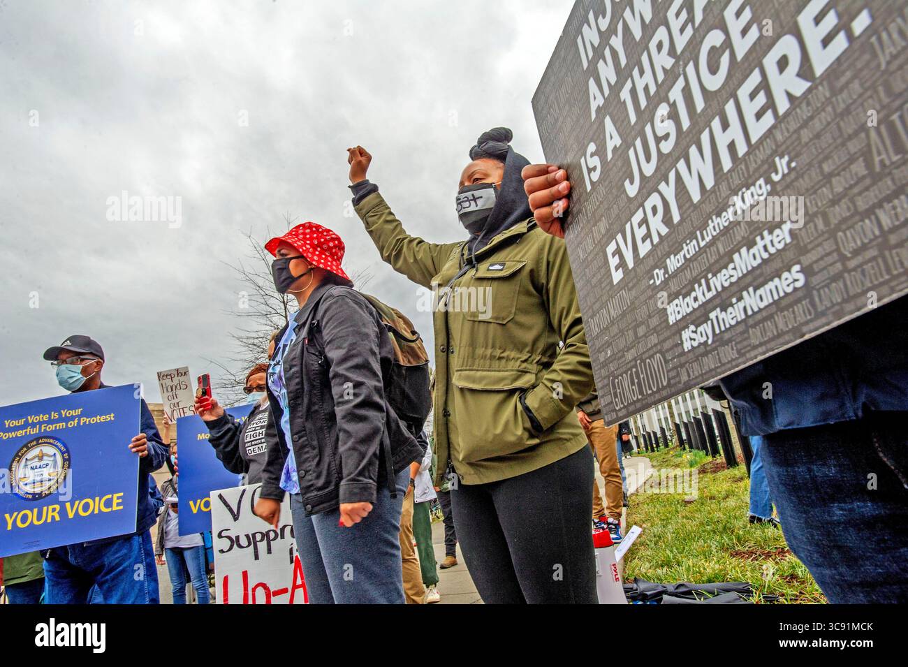 1. März 2021, Atlanta, Georgia, USA: Demonstranten versammeln sich gegenüber dem Georgia State Capitol in Atlanta, um gegen das Gesetz über Wahlbeschränkungen, HB 531, zu protestieren. Stockfoto