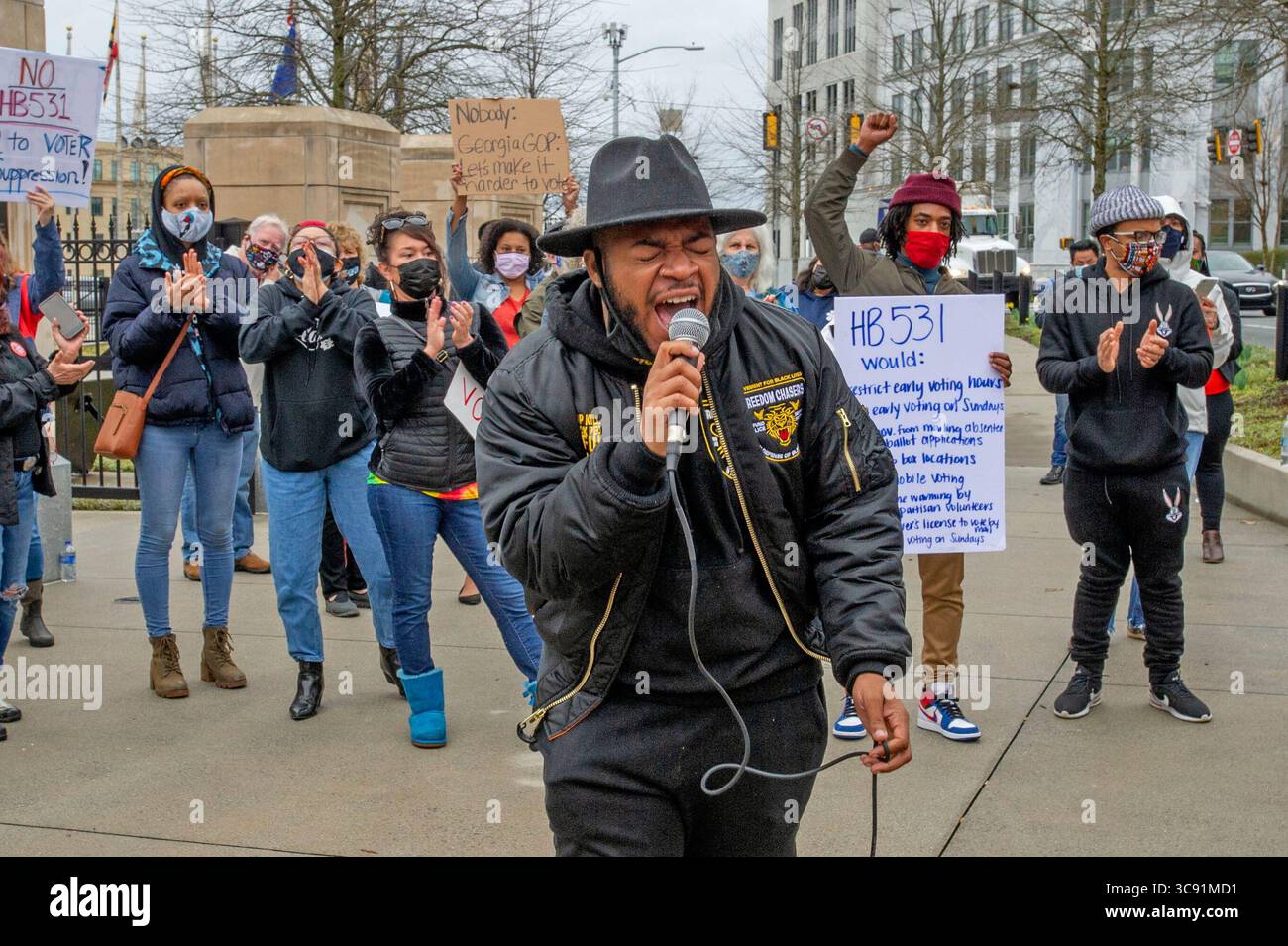 1. März 2021, Atlanta, Georgia, USA: Demonstranten versammeln sich gegenüber dem Georgia State Capitol in Atlanta, um gegen das Gesetz über Wahlbeschränkungen, HB 531, zu protestieren. Stockfoto