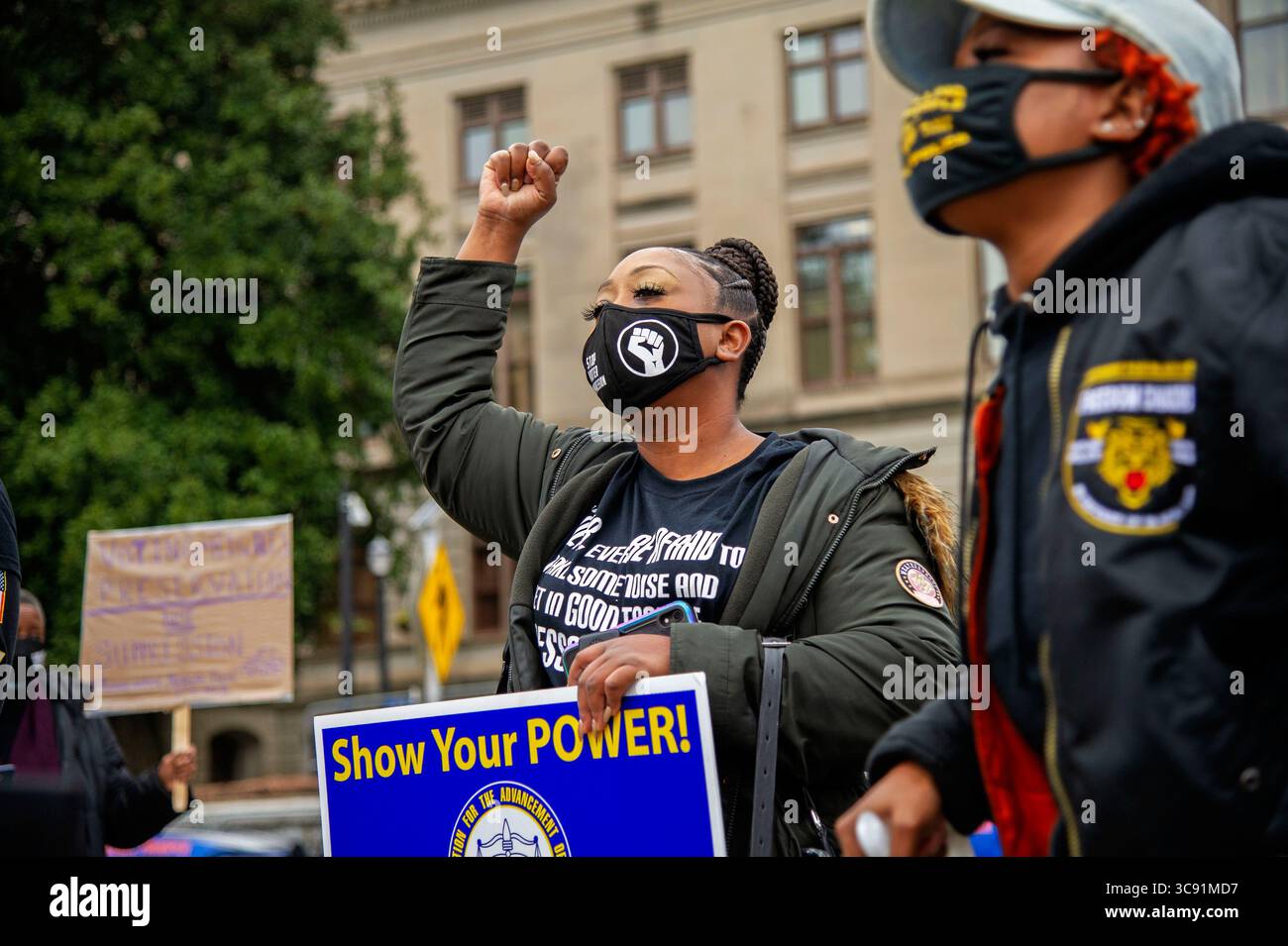 1. März 2021, Atlanta, Georgia, USA: Demonstranten versammeln sich gegenüber dem Georgia State Capitol in Atlanta, um gegen das Gesetz über Wahlbeschränkungen, HB 531, zu protestieren. Stockfoto