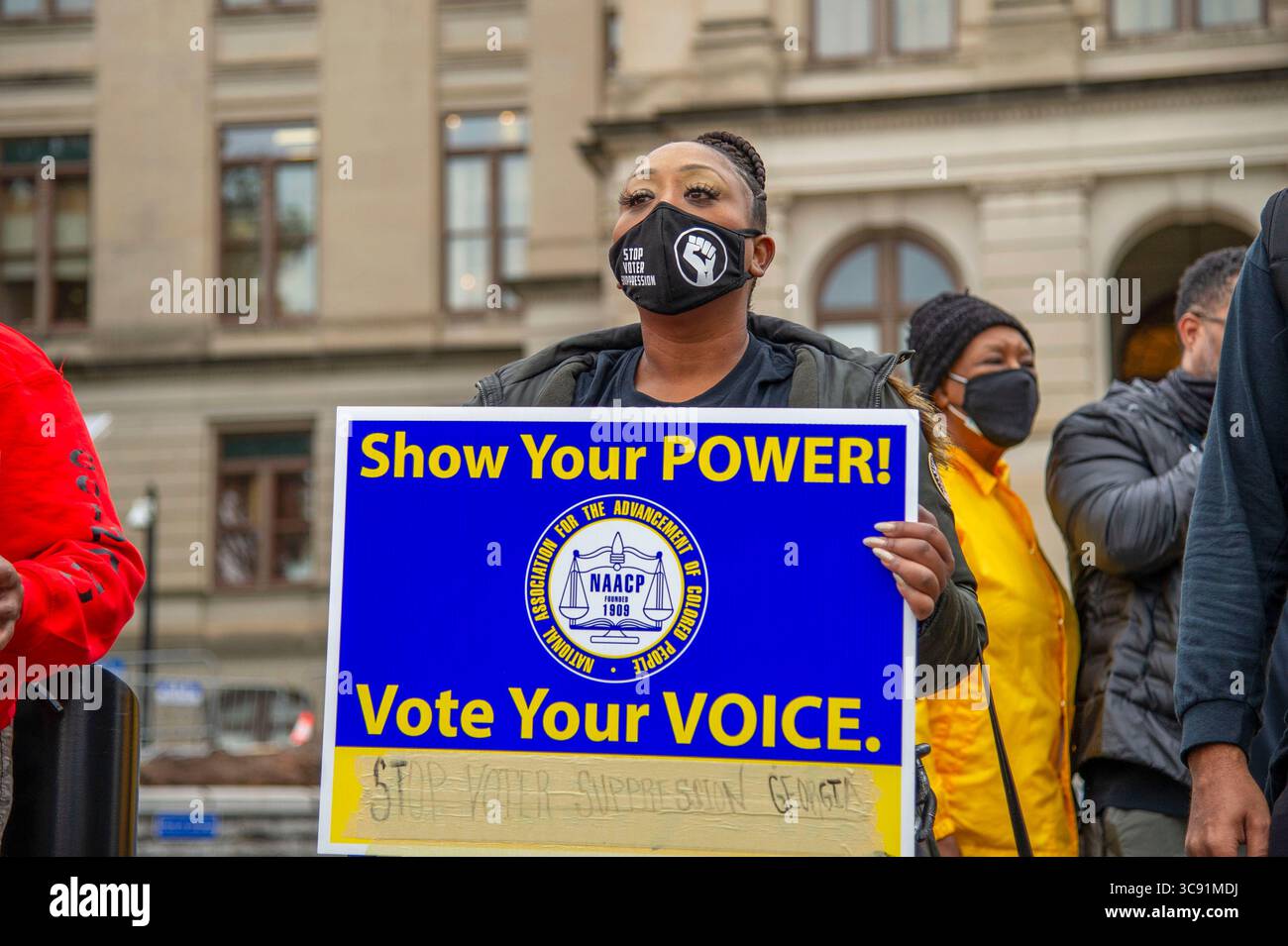 1. März 2021, Atlanta, Georgia, USA: Demonstranten versammeln sich gegenüber dem Georgia State Capitol in Atlanta, um gegen das Gesetz über Wahlbeschränkungen, HB 531, zu protestieren. Stockfoto