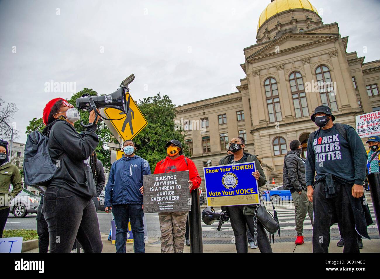 1. März 2021, Atlanta, Georgia, USA: Demonstranten versammeln sich gegenüber dem Georgia State Capitol in Atlanta, um gegen das Gesetz über Wahlbeschränkungen, HB 531, zu protestieren. Stockfoto