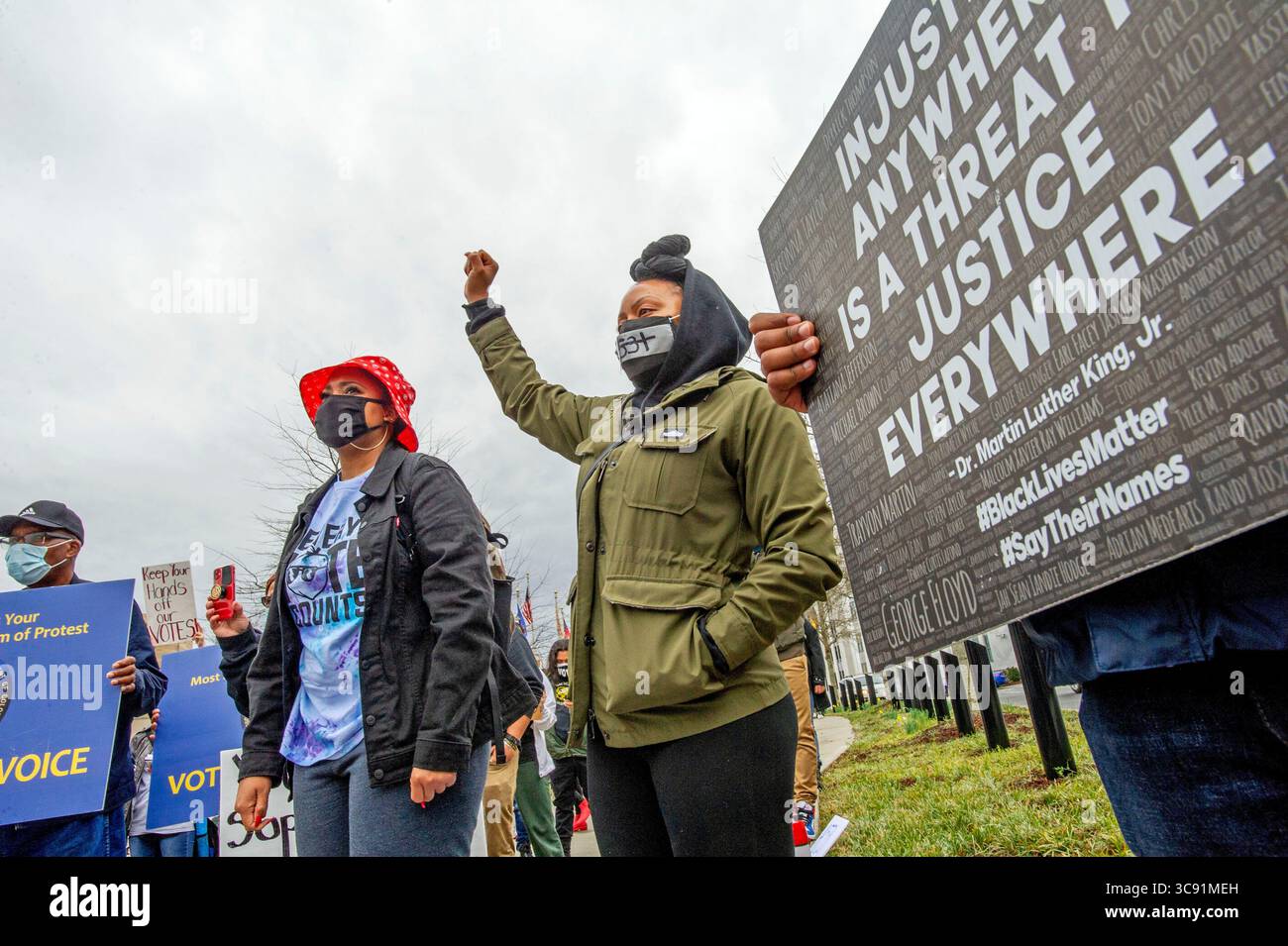 1. März 2021, Atlanta, Georgia, USA: Demonstranten versammeln sich gegenüber dem Georgia State Capitol in Atlanta, um gegen das Gesetz über Wahlbeschränkungen, HB 531, zu protestieren. Stockfoto