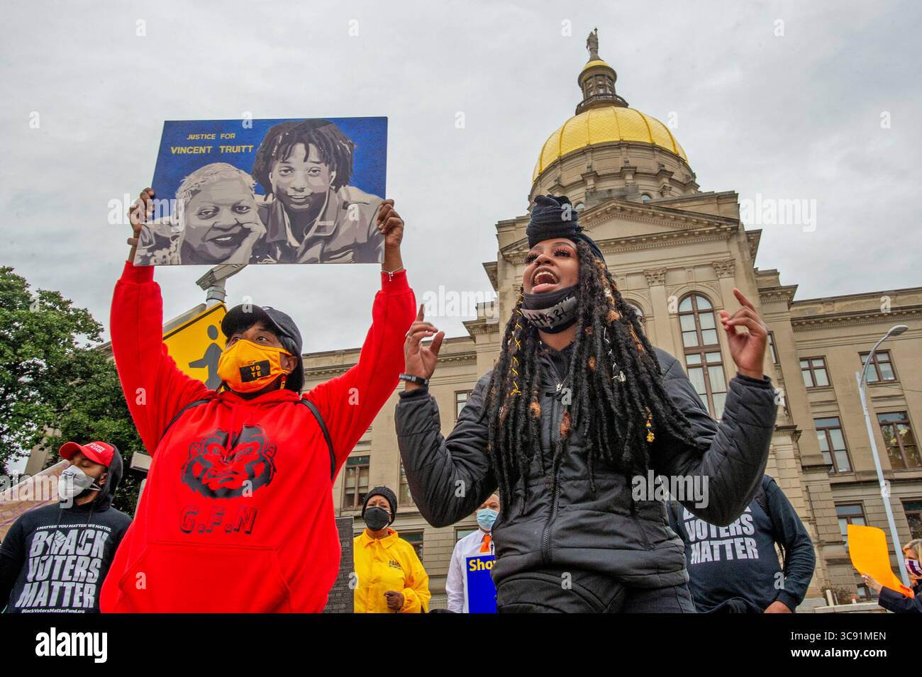 1. März 2021, Atlanta, Georgia, USA: Demonstranten versammeln sich gegenüber dem Georgia State Capitol in Atlanta, um gegen das Gesetz über Wahlbeschränkungen, HB 531, zu protestieren. Stockfoto