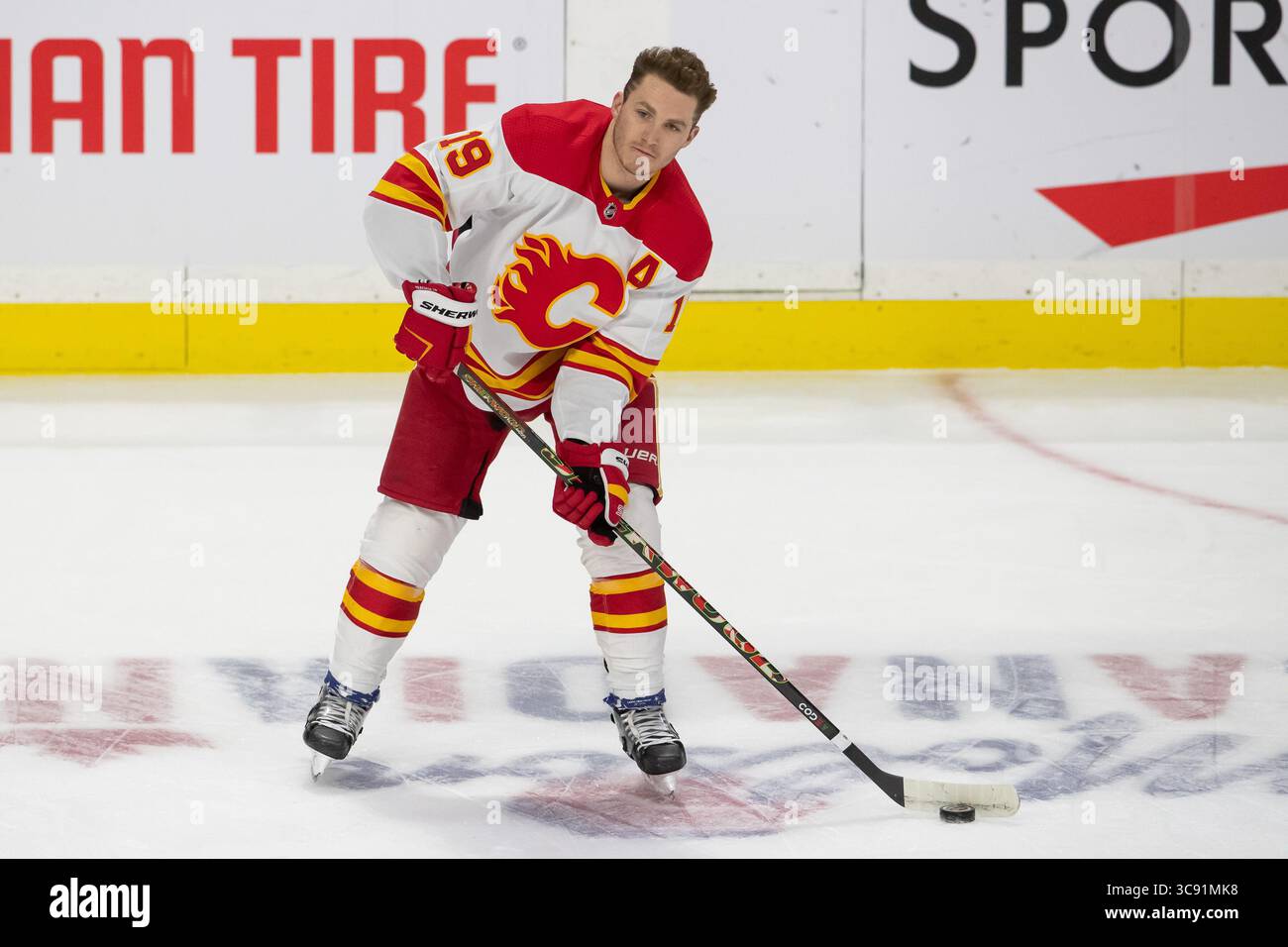 1. März 2021: Calgary Flames Matthew Tkachuk (19) erwärmt sich vor dem NHL-Spiel zwischen den Calgary Flames und den Ottawa Senators im Canadian Tire Centre in Ottawa, Kanada. Daniel Lea/CSM(Kreditbild: &Copy; Daniel Lea/CSM via ZUMA Wire) Stockfoto