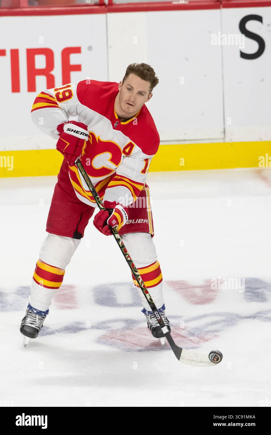 1. März 2021: Calgary Flames Matthew Tkachuk (19) erwärmt sich vor dem NHL-Spiel zwischen den Calgary Flames und den Ottawa Senators im Canadian Tire Centre in Ottawa, Kanada. Daniel Lea/CSM(Kreditbild: &Copy; Daniel Lea/CSM via ZUMA Wire) Stockfoto