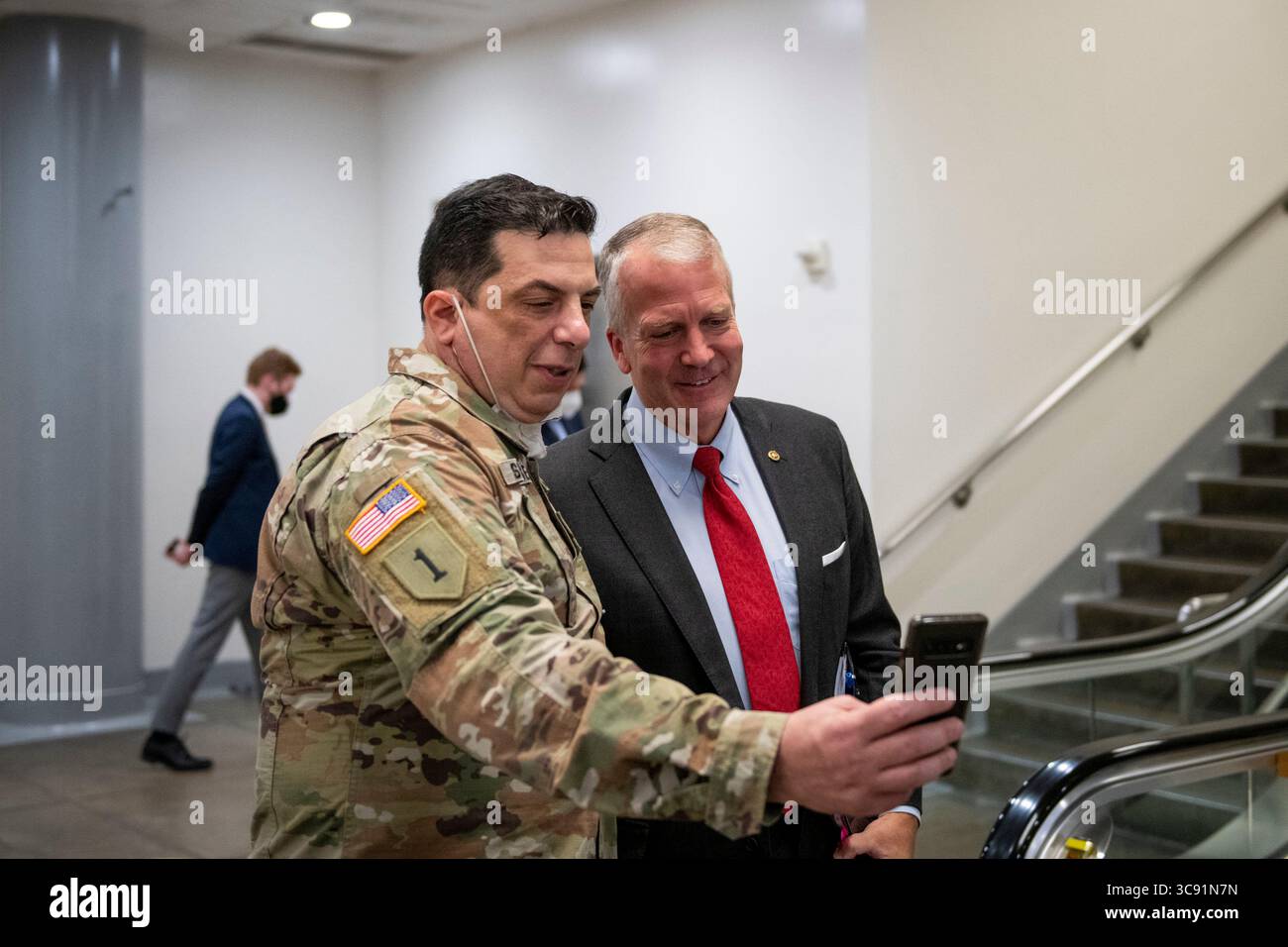 2. März 2021, Washington, District of Columbia, USA: US-Senator Dan Sullivan (Republikaner von Alaska), rechts, posiert mit Vincent Scalise, links, vom Outreach Center von Veteranâ, während er am Dienstag, den 2. März 2021, durch die U-Bahn des Senats zur Abstimmung im US-Kapitol in Washington, DC, kommt. Beschreibung: Rod Lamkey/CNP (Abbildung: © Rod Lamkey – CNP/CNP via ZUMA Wire) Stockfoto