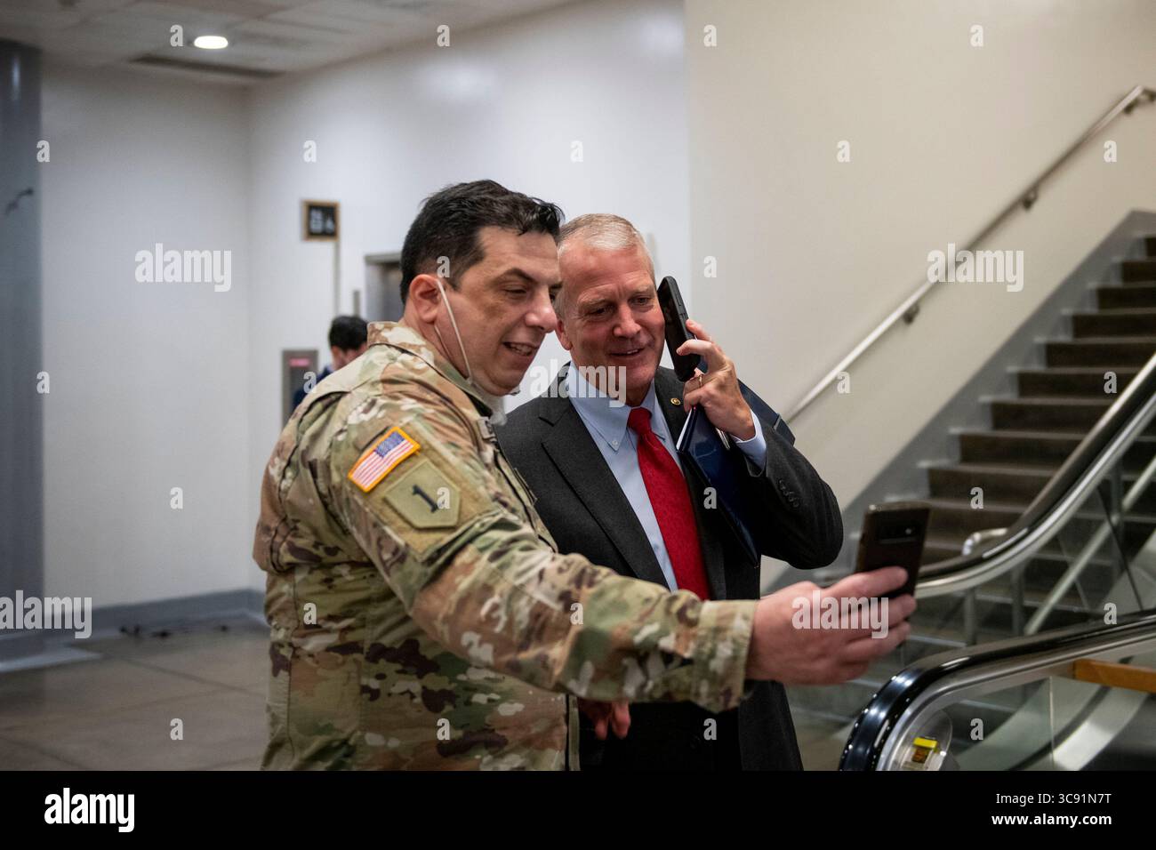 2. März 2021, Washington, District of Columbia, USA: US-Senator Dan Sullivan (Republikaner von Alaska), rechts, posiert mit Vincent Scalise, links, vom Outreach Center von Veteranâ, während er am Dienstag, den 2. März 2021, durch die U-Bahn des Senats zur Abstimmung im US-Kapitol in Washington, DC, kommt. Beschreibung: Rod Lamkey/CNP (Abbildung: © Rod Lamkey – CNP/CNP via ZUMA Wire) Stockfoto