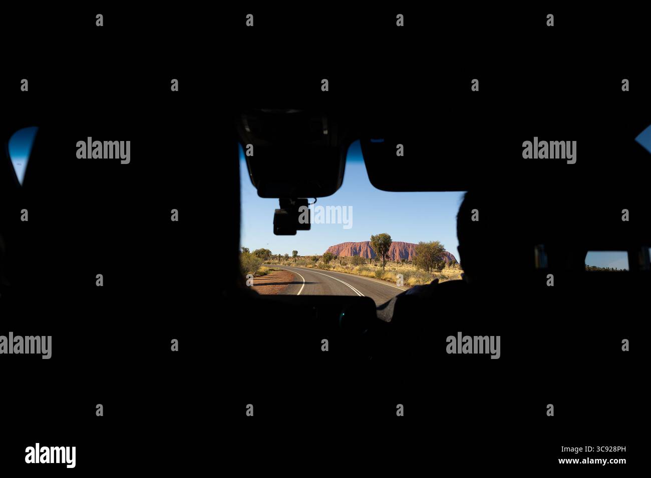 Uluru aus dem Auto. Im Kata-Tjuṯa-Nationalpark im Northern Territory von Australien. Stockfoto