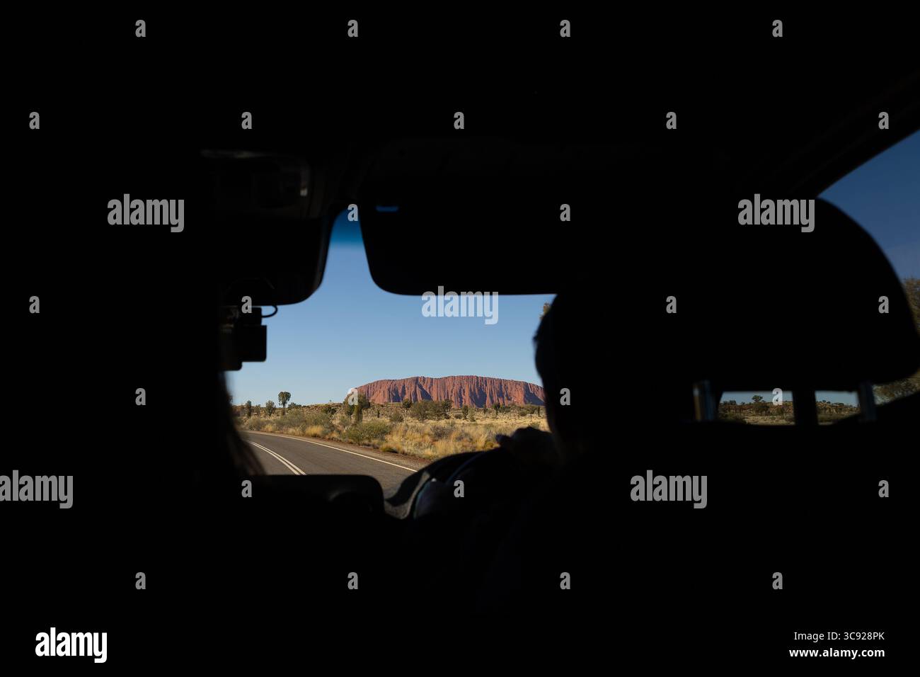 Uluru aus dem Auto. Im Kata-Tjuṯa-Nationalpark im Northern Territory von Australien. Stockfoto