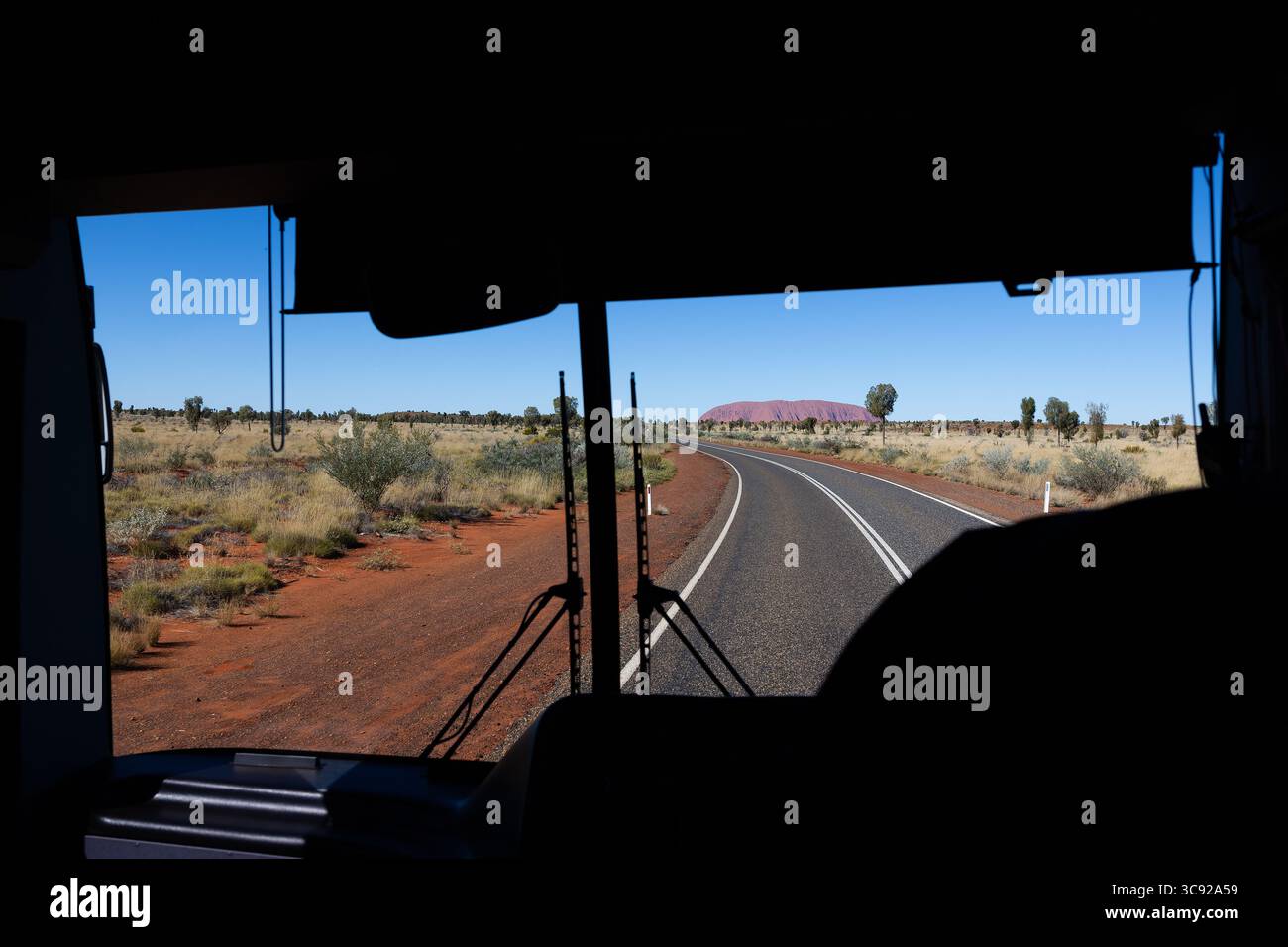 Uluru vom Touristenbus. Im Kata-Tjuṯa-Nationalpark im Northern Territory von Australien. Stockfoto