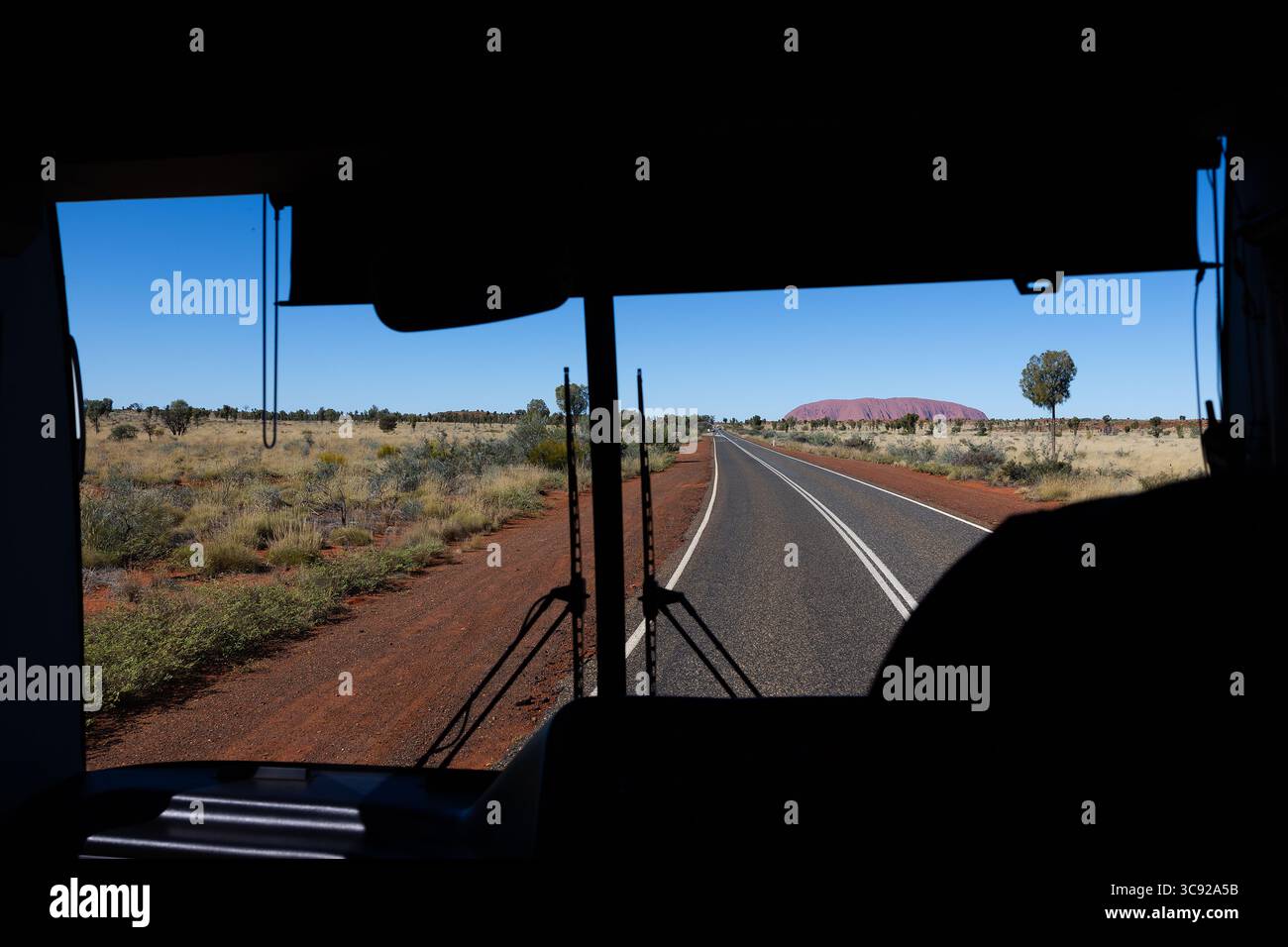 Uluru vom Touristenbus. Im Kata-Tjuṯa-Nationalpark im Northern Territory von Australien. Stockfoto