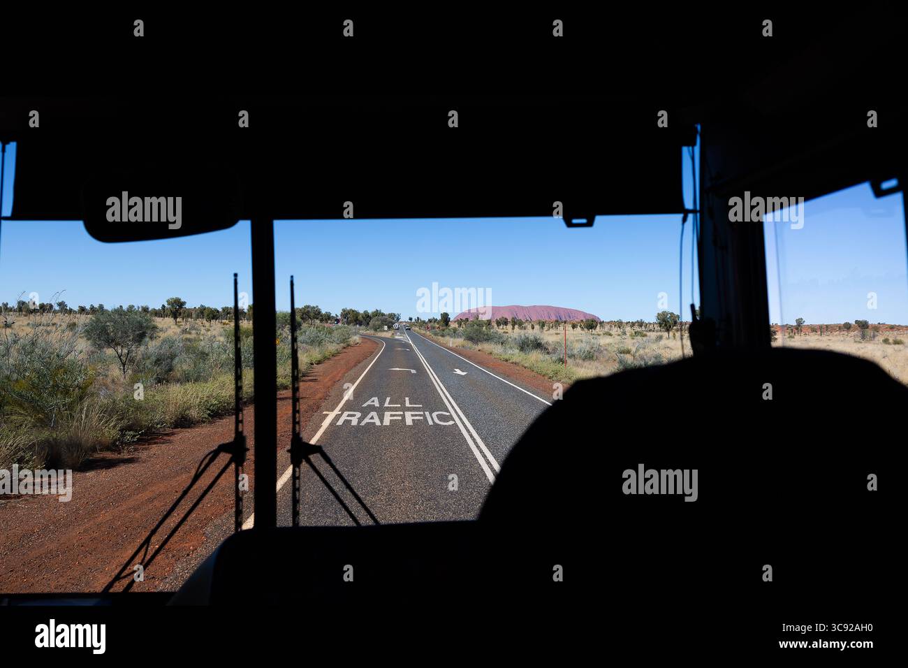 Uluru vom Touristenbus. Im Kata-Tjuṯa-Nationalpark im Northern Territory von Australien. Stockfoto