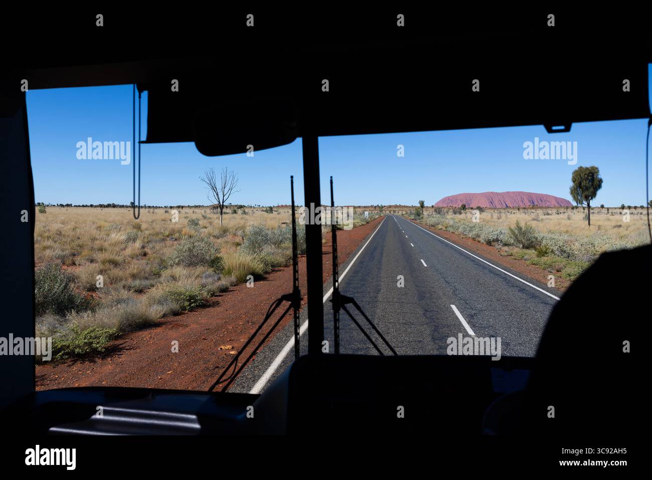 Uluru vom Touristenbus. Im Kata-Tjuṯa-Nationalpark im Northern Territory von Australien. Stockfoto