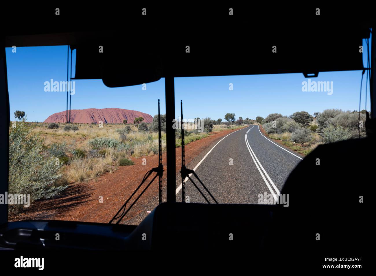 Uluru vom Touristenbus. Im Kata-Tjuṯa-Nationalpark im Northern Territory von Australien. Stockfoto
