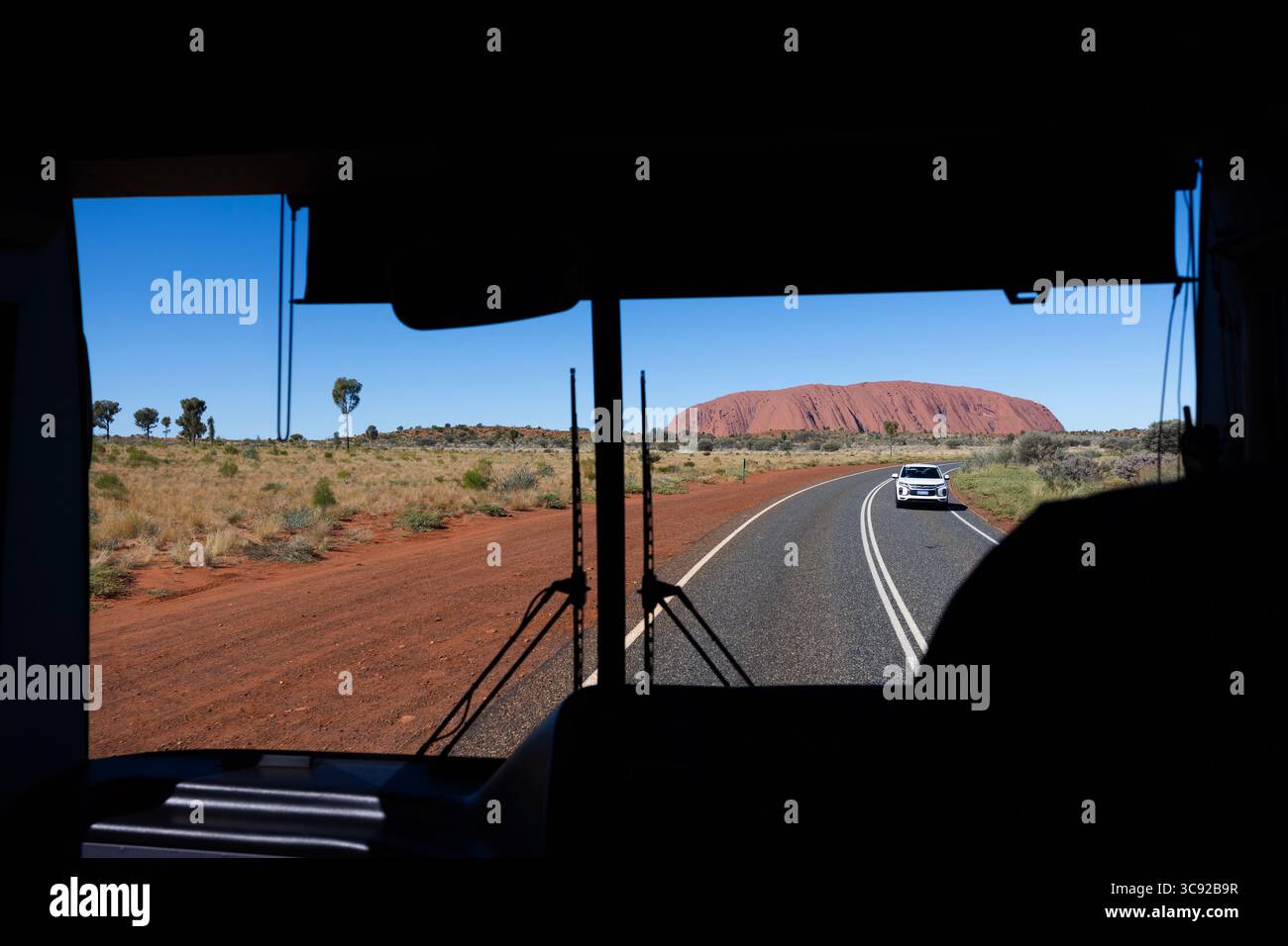 Uluru vom Touristenbus. Im Kata-Tjuṯa-Nationalpark im Northern Territory von Australien. Stockfoto