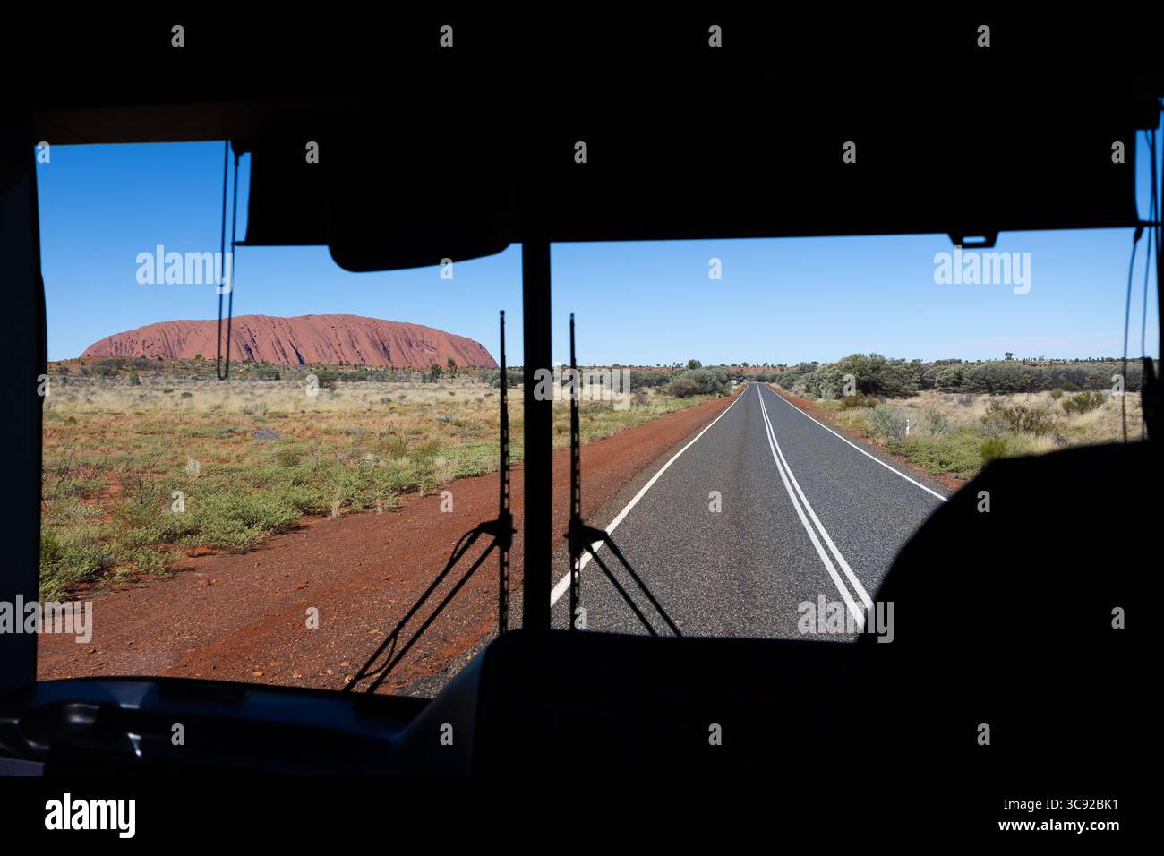 Uluru vom Touristenbus. Im Kata-Tjuṯa-Nationalpark im Northern Territory von Australien. Stockfoto