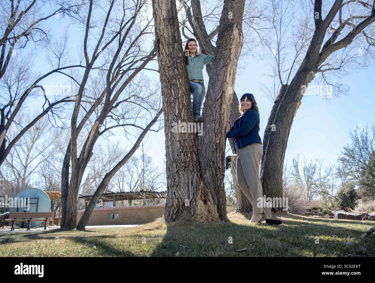 3. März 2021, USA: Caitlin Brodsky, links, ist Vorstandsvorsitzender des Santa Fe Children's Museum und Hannah Hausman ist die neue geschäftsführende Direktorin. Sie posierten am Mittwoch, 3. März 2021 im Museum. (Bild: © Eddie Moore/Albuquerque Journal via ZUMA Wire) Stockfoto