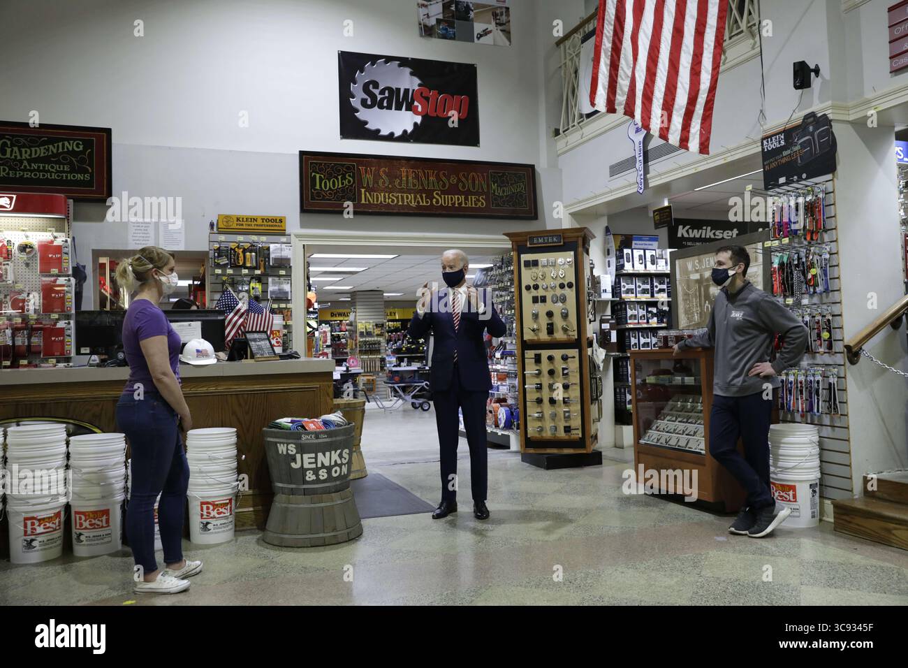 9. März 2021, Washington, District of Columbia, USA: US-Präsident Joe Biden besucht am 9. März 2021 den W.S. Jenks & Son Eisenwarenladen, ein kleines Unternehmen, das von einem Darlehen für das Gehaltsscheck-Programm profitiert hat (Bild: © Yuri Gripas - Pool via CNP/CNP via ZUMA Wire) Stockfoto