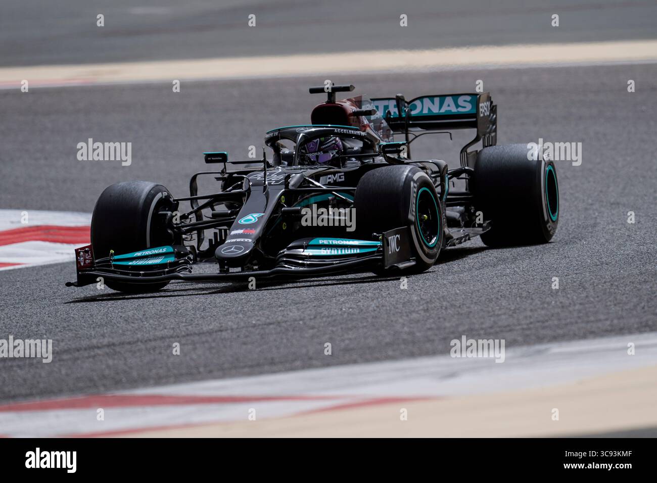 13. März 2021, Sakhir, Bahrain: LEWIS HAMILTON aus Großbritannien und das Mercedes-AMG F1 Team fahren am zweiten Tag der FIA Formel 1-Vorsaisontests 2021 auf dem Bahrain International Circuit in Sakhir, Bahrain. (Bild: © James Gasperotti/ZUMA Wire) Stockfoto
