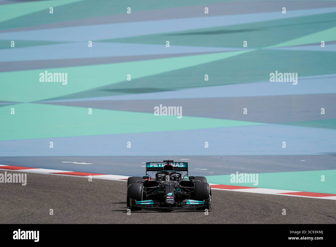 13. März 2021, Sakhir, Bahrain: LEWIS HAMILTON aus Großbritannien und das Mercedes-AMG F1 Team fahren am zweiten Tag der FIA Formel 1-Vorsaisontests 2021 auf dem Bahrain International Circuit in Sakhir, Bahrain. (Bild: © James Gasperotti/ZUMA Wire) Stockfoto