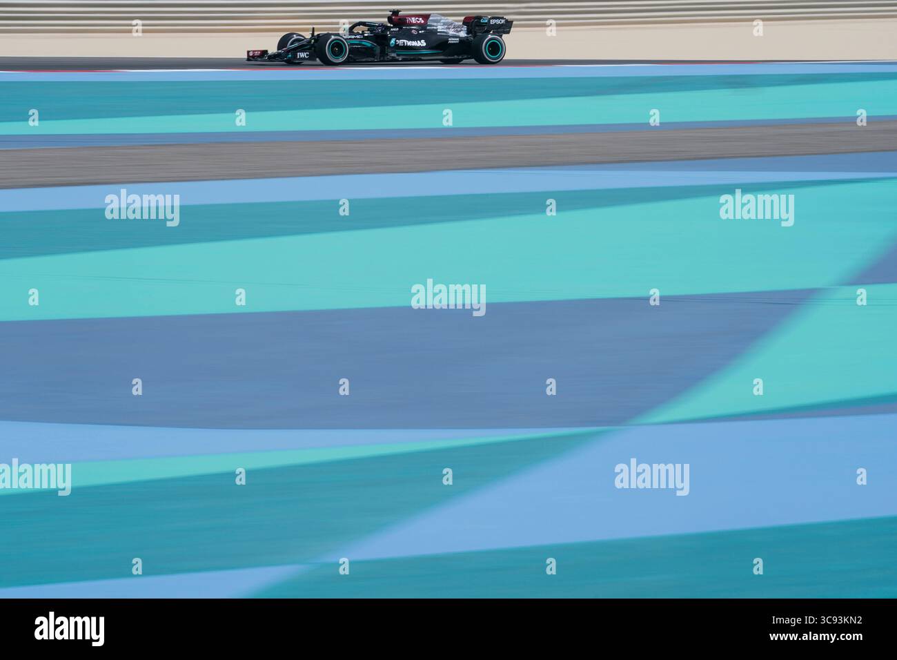 13. März 2021, Sakhir, Bahrain: LEWIS HAMILTON aus Großbritannien und das Mercedes-AMG F1 Team fahren am zweiten Tag der FIA Formel 1-Vorsaisontests 2021 auf dem Bahrain International Circuit in Sakhir, Bahrain. (Bild: © James Gasperotti/ZUMA Wire) Stockfoto