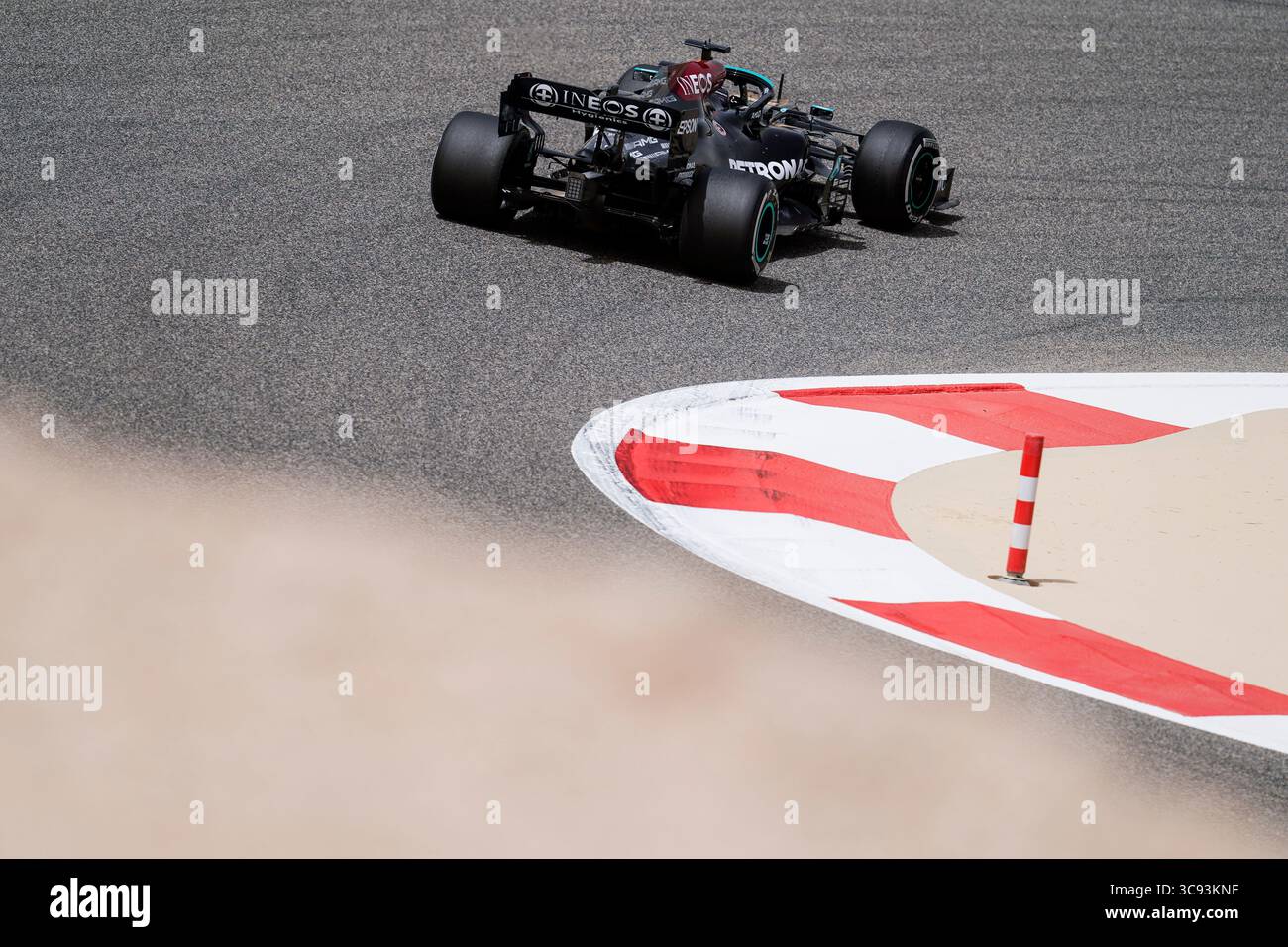 13. März 2021, Sakhir, Bahrain: LEWIS HAMILTON aus Großbritannien und das Mercedes-AMG F1 Team fahren am zweiten Tag der FIA Formel 1-Vorsaisontests 2021 auf dem Bahrain International Circuit in Sakhir, Bahrain. (Bild: © James Gasperotti/ZUMA Wire) Stockfoto