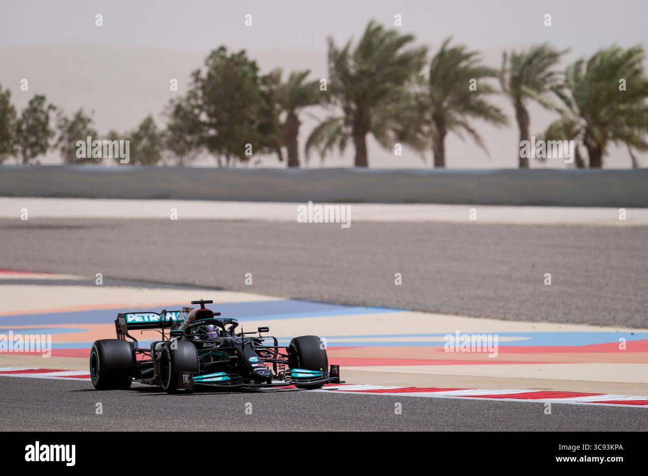 13. März 2021, Sakhir, Bahrain: LEWIS HAMILTON aus Großbritannien und das Mercedes-AMG F1 Team fahren am zweiten Tag der FIA Formel 1-Vorsaisontests 2021 auf dem Bahrain International Circuit in Sakhir, Bahrain. (Bild: © James Gasperotti/ZUMA Wire) Stockfoto