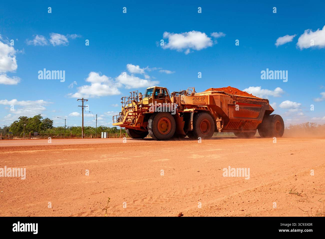Eisenerzbergbau-Lkw, der die Nummer 5 überquert, riesiger Anhänger 426-17 Tubemaker Massiv schwerer Müllwagen Straßenstaub weipa cape york Halbinsel queensland australien Stockfoto