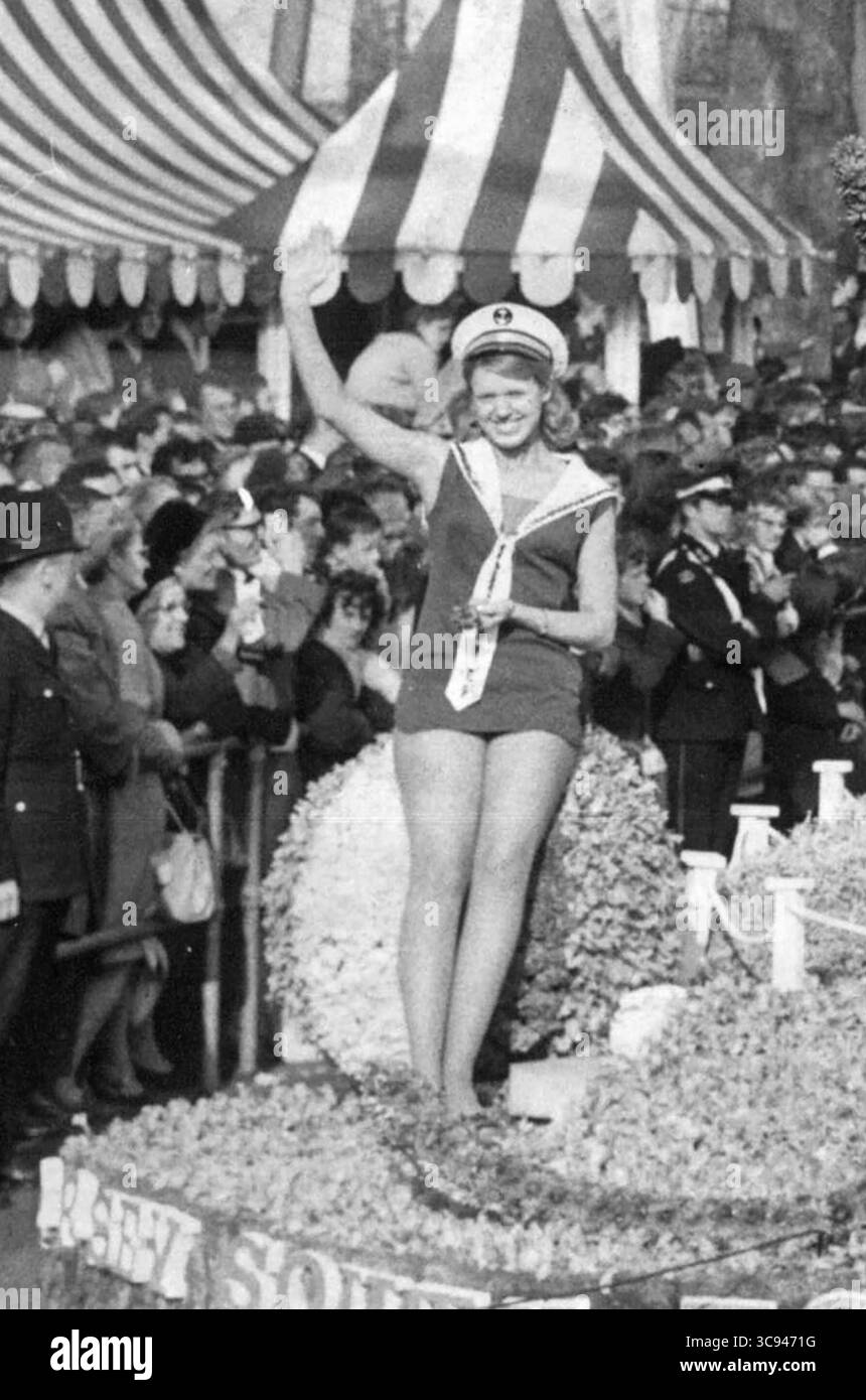 6. April 1969, London, England: Eine von vier Ehrenmädchen der Osterprinzessin, in einem Matrosenbadeanzug winkend und lächelnd vor den großen Menschenmassen, auf der Vorderseite des prächtigen Blumenwagens, während der heutigen jährlichen Osterparade im Battersea Park. Thema der Parade 1969 war 2000 Years of Transport, A Cavalcade of Transport, bei der jährlichen Osterparade, die heute im Battersea Park stattfindet. (Kreditbild: © Keystone Press Agency via ZUMA Wire) Stockfoto