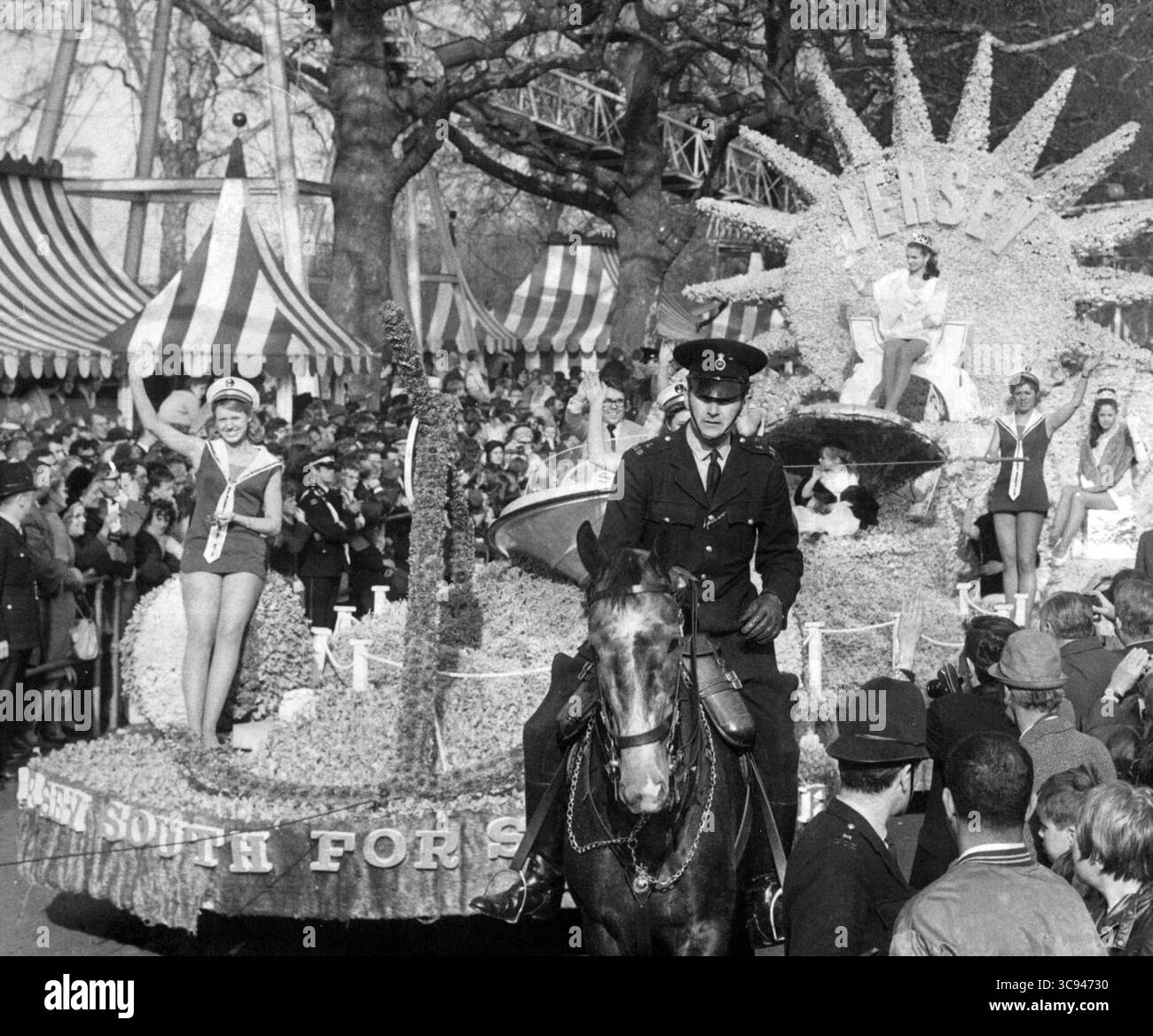 April 1969 - 2000 Jahre Transport auf der Londoner Osterparade? ?Transportkavalcade? War das Thema der diesjährigen Osterparade, die heute im Battersea Park stattfand. Ein prächtiger Blumenwagen trug Londons Osterprinzessin und ihre Ehrenmädchen. Fotoshows: Christine Hasler, Londons Osterprinzessin, und ihre vier Ehrenmädchen, auf dem prächtigen Blumenwagen während der Parade. (Bild: © Keystone Press Agency/Keystone USA via ZUMAPRESS.com) Stockfoto