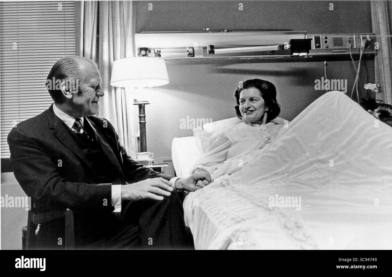 3. Oktober 1974 - Bethesda, Maryland, USA - US-Präsident GERALD FORD, links, hält Hand mit seiner Frau, First Lady BETTY FORD, während er sie am 3. Oktober 1974 im Bethesda National Naval Medical Center in Bethesda, Maryland besuchte. Mrs. Ford ist im Krankenhaus und erholt sich von der Brotkrebsoperation. (Bild: © David Hume Kennerly/White House/ZUMAPRESS.com) Stockfoto