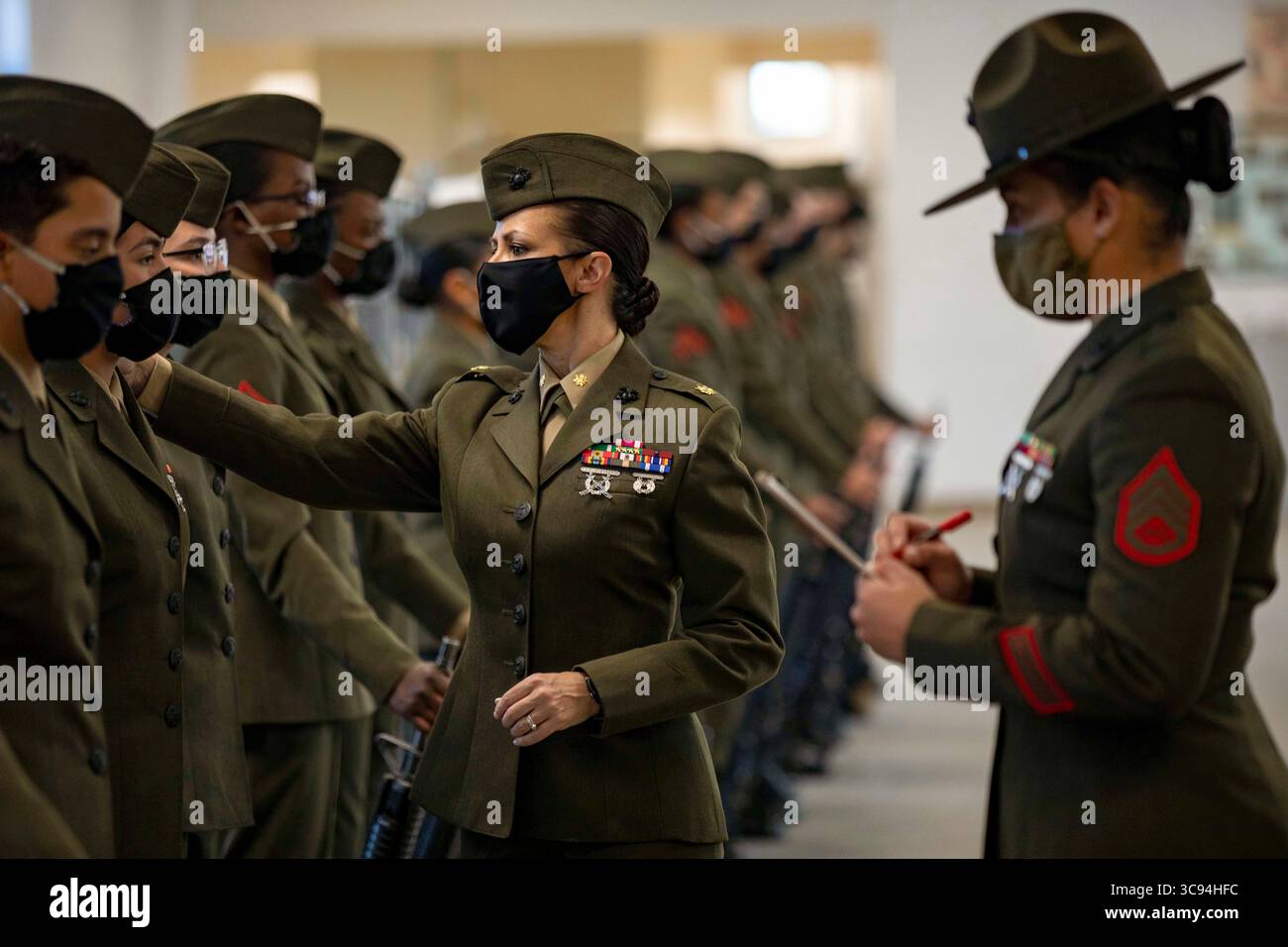 5. März 2021: Parris Island, South Carolina, USA: Der 4. Rekrutierungsbataillon, Major Angela Youmans, inspiziert die Marines der November Company während der Inspektion der Rekrutierungsausbildung im Marinekorps Rekrutierungsdepot Parris Island, S.C. am 5. März 2021. Zusätzlich zur Inspektion der Marines inspiziert die Bataillonführung die Truppenbuchten und die Wohnbereiche der Ausbilder auf Instandhaltung und militärische Sauberkeit, um Ordnung und Disziplin zu gewährleisten. (Kreditbild: © Dana Beesley/USA Marines/ZUMA Wire/ZUMAPRESS.com) Stockfoto