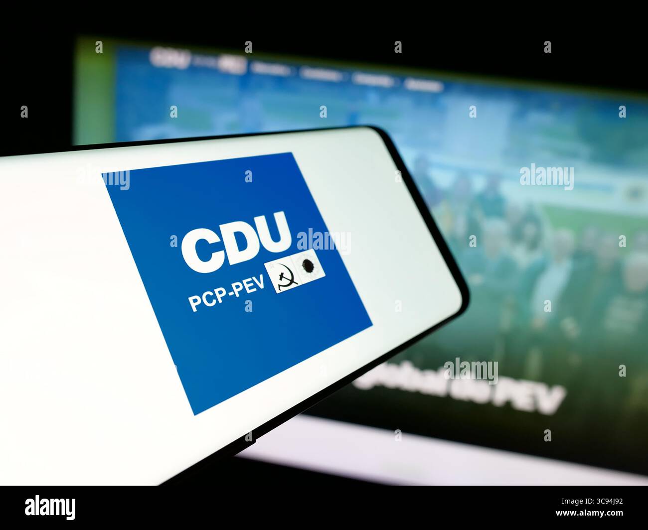 Deutschland. Juli 2025. In dieser Abbildung ist ein Smartphone mit dem Logo der Coligacao Democratica Unitaria (CDU PCP-PEV) auf dem Bildschirm vor der Website zu sehen. (Foto von Timon Schneider/SOPA Images/SIPA USA) *** ausschließlich für redaktionelle Nachrichten *** Credit: SIPA USA/Alamy Live News Stockfoto