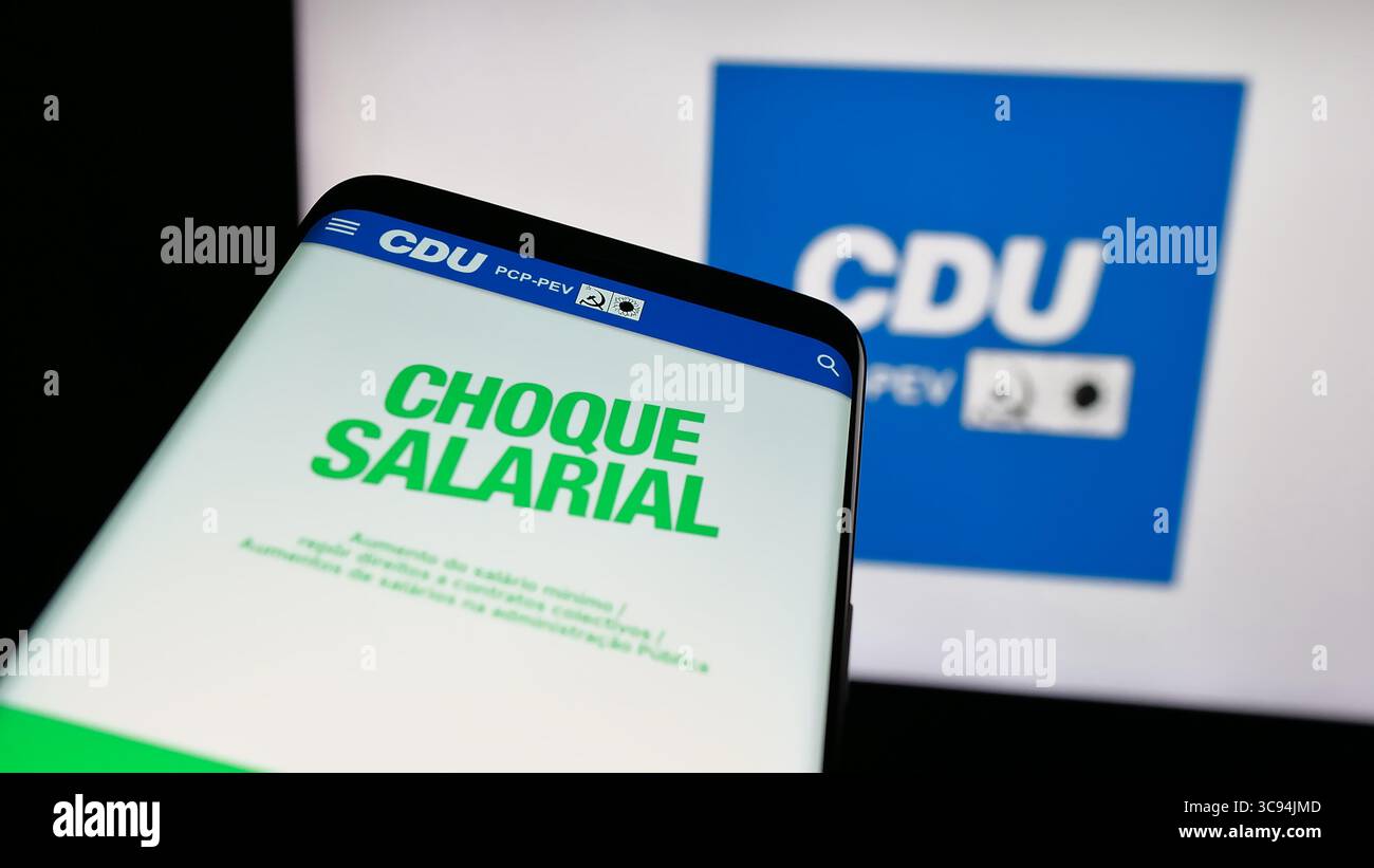 Deutschland. Juli 2025. In dieser Abbildung ist ein Mobiltelefon mit der Website der Coligacao Democratica Unitaria (CDU PCP-PEV) auf dem Bildschirm vor dem Logo zu sehen. (Foto von Timon Schneider/SOPA Images/SIPA USA) *** ausschließlich für redaktionelle Nachrichten *** Credit: SIPA USA/Alamy Live News Stockfoto