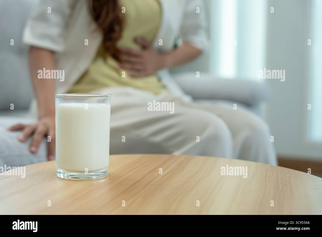 Milchallergene, Kinder fällende Magenschmerzen und Durchfall, laufende verstopfte Nase leiden unter Unverträglichkeitsallergien auslösen Symptome. Bauchschmerzen nu Stockfoto