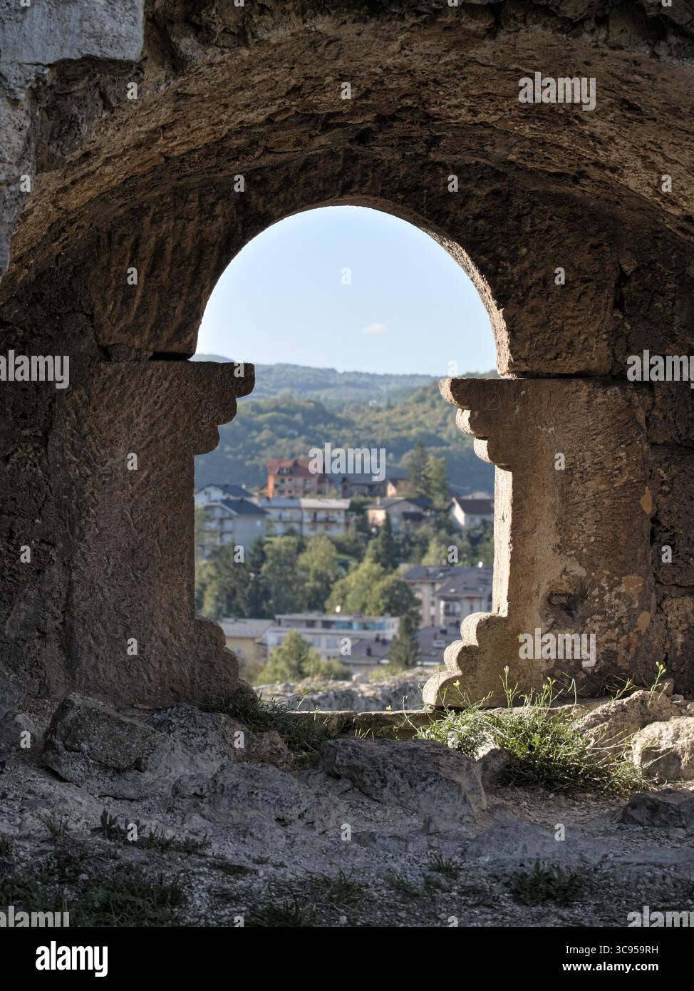 Mittelalterliches Fenster in der Zitadelle von Jajce, Bosnien und Herzegowina Stockfoto