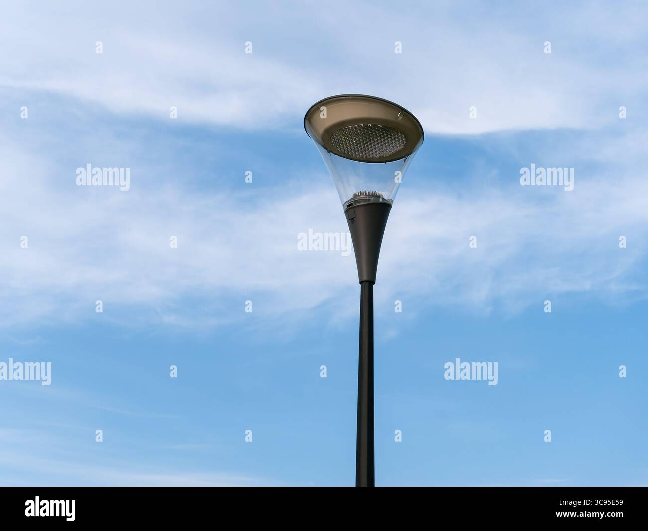 Elegante Straßenlaterne auf einem Stab vor einem bewölkten Himmel. Stockfoto