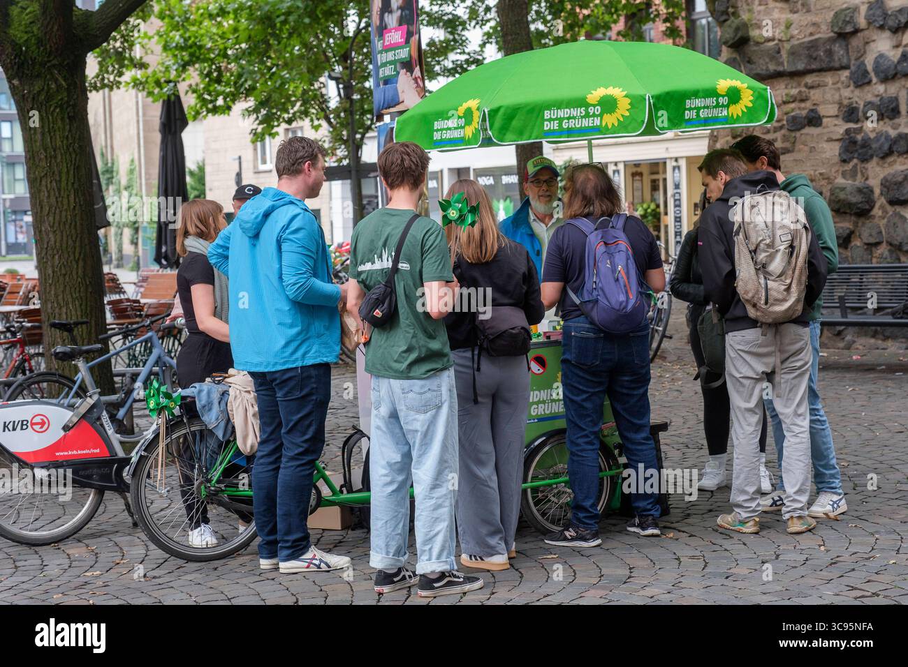 Wahlkampfstand der Grünen vor dem historischen Eigelsteintor in Köln. Engagierte Parteimitglieder informieren Bürgerinnen und Bürger über ihr Programm zur Kommunalwahl und zur Wahl des Oberbürgermeisters im September 2025. *** Die Kampagne der Grünen steht vor dem historischen Eigelsteintor in Köln. Engagierte Parteimitglieder informieren die Bürger über ihr Programm für die Kommunalwahlen und die Wahl des Oberbürgermeisters im September 2025. Nordrhein-Westfalen Deutschland, Deutschland GMS19631 Stockfoto