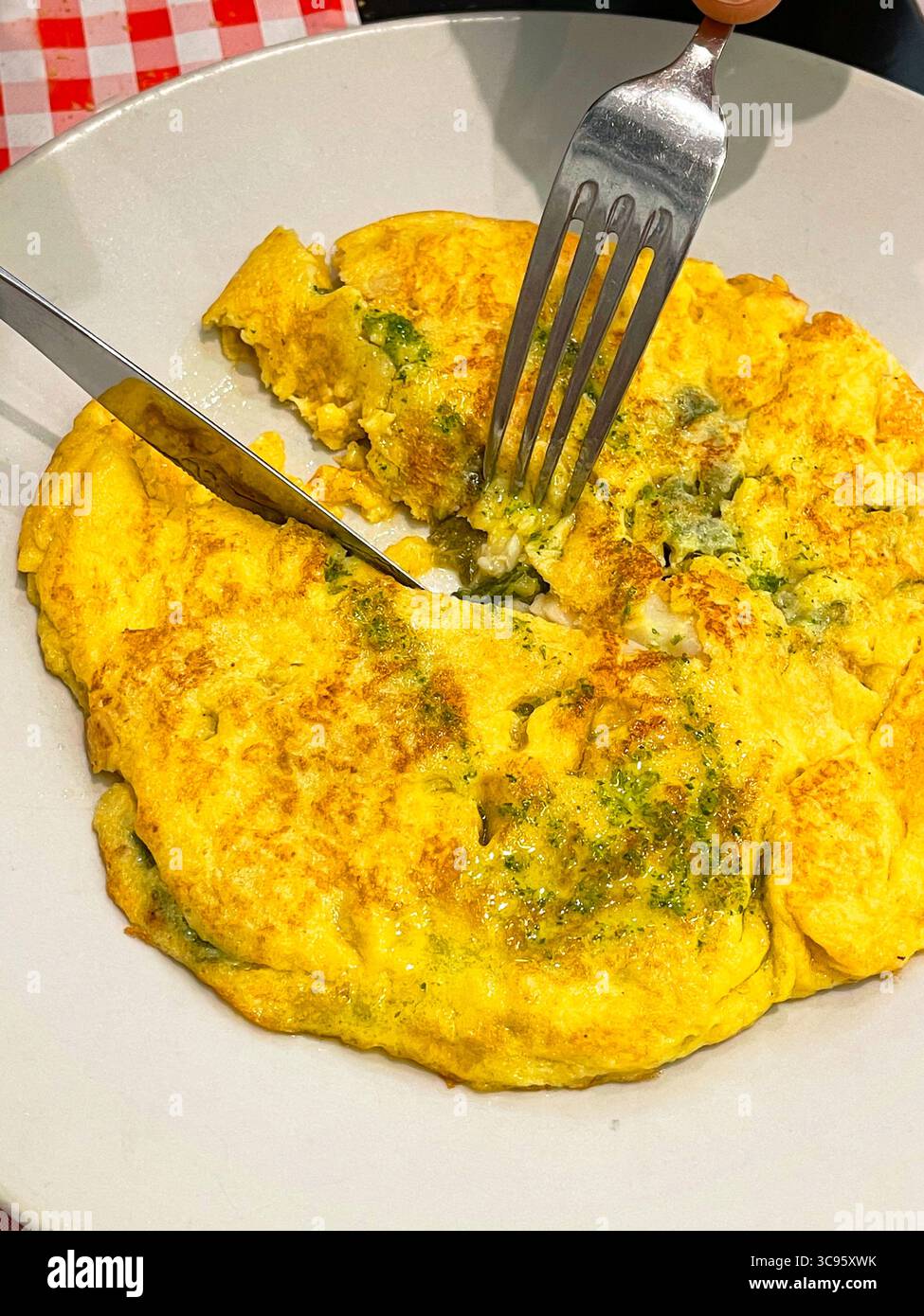 Lekeitio Omelette. Baskenland, Spanien. - Smartphone-aufgenommenes Stockfoto