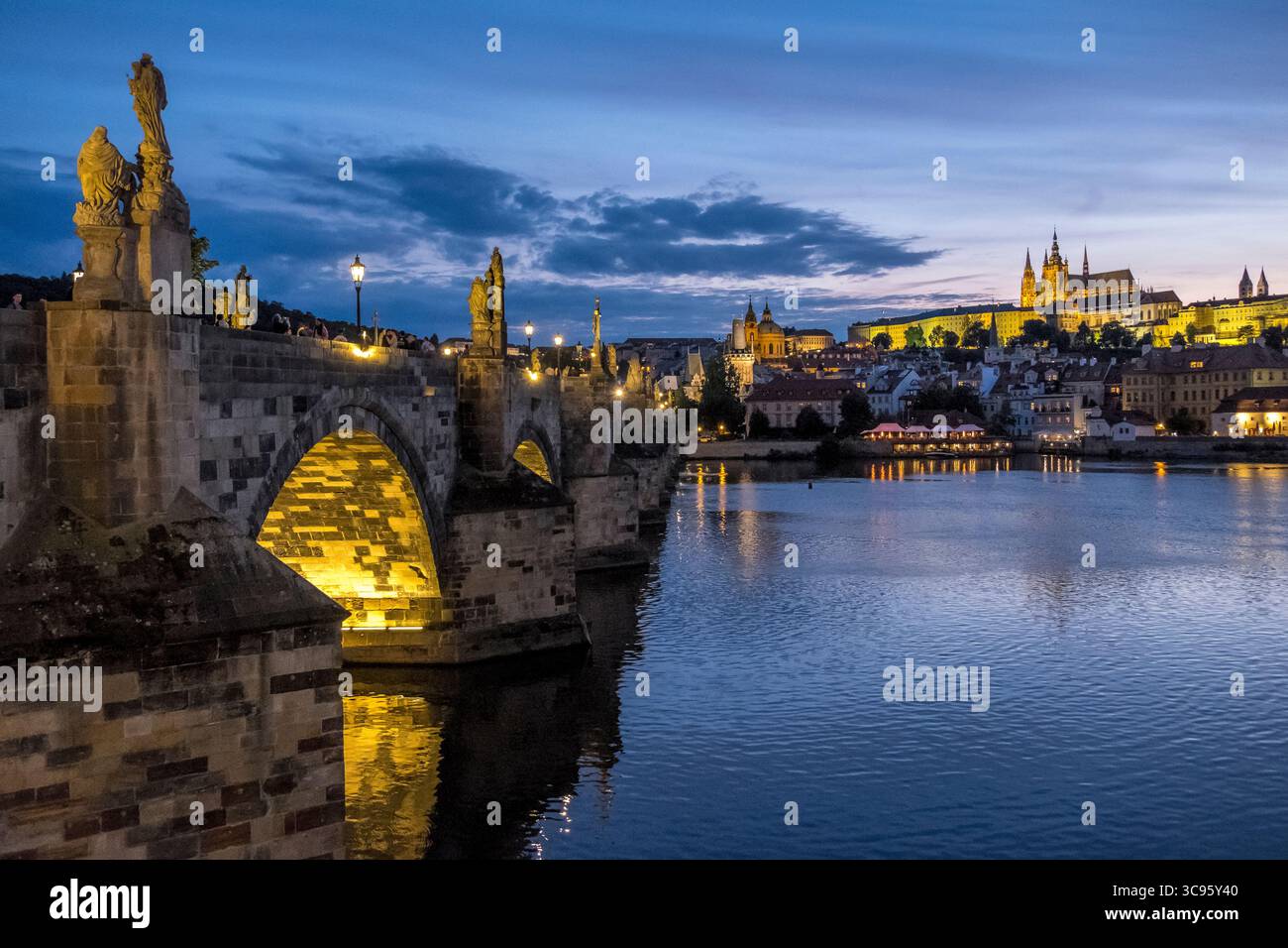Nächtlicher Blick auf die Karlsbrücke über die Moldau und die Prager Kathedrale, Tschechische Republik Stockfoto